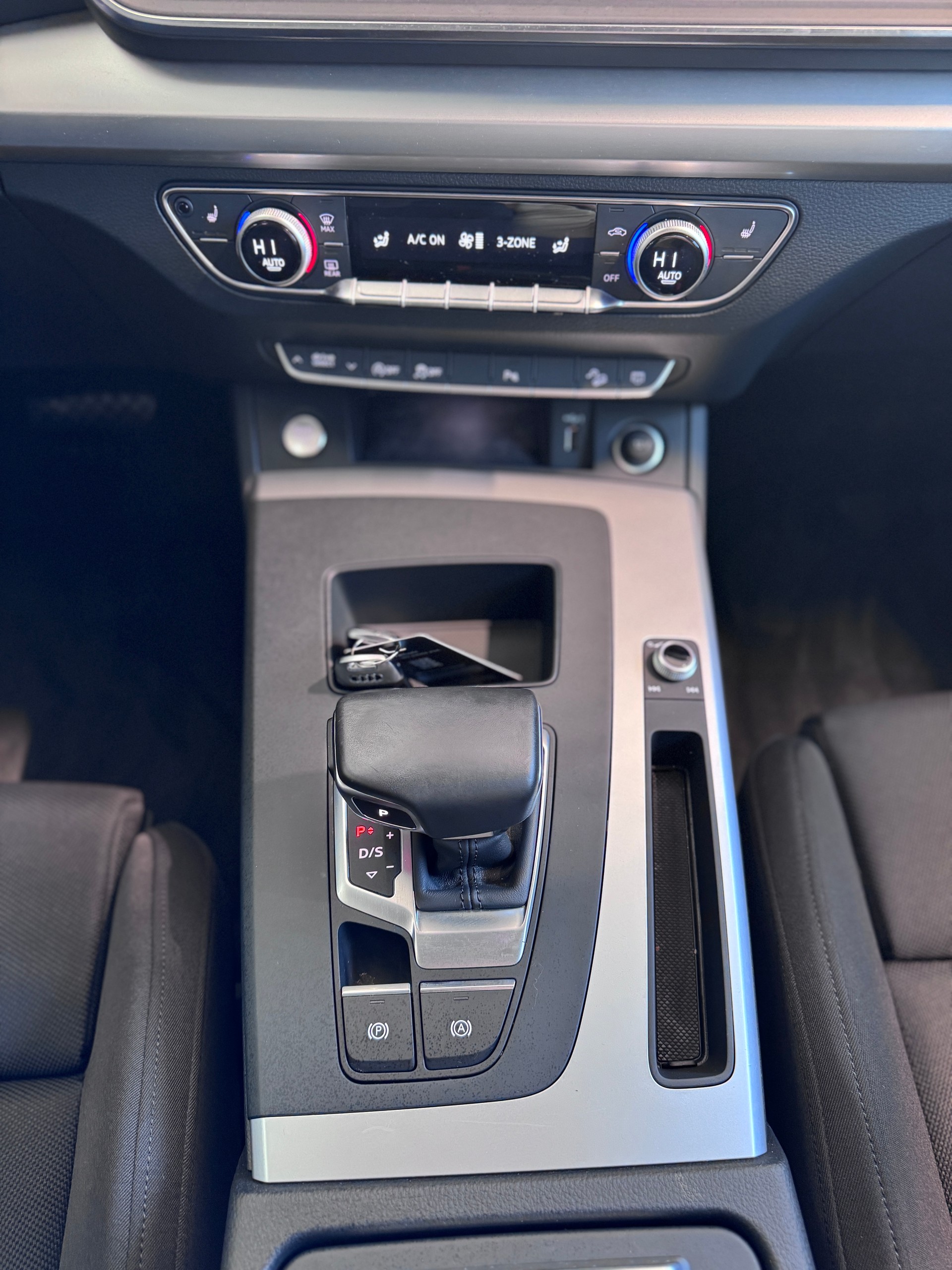 AUDI Q5 40 TDI quattro S-tronic-image-12