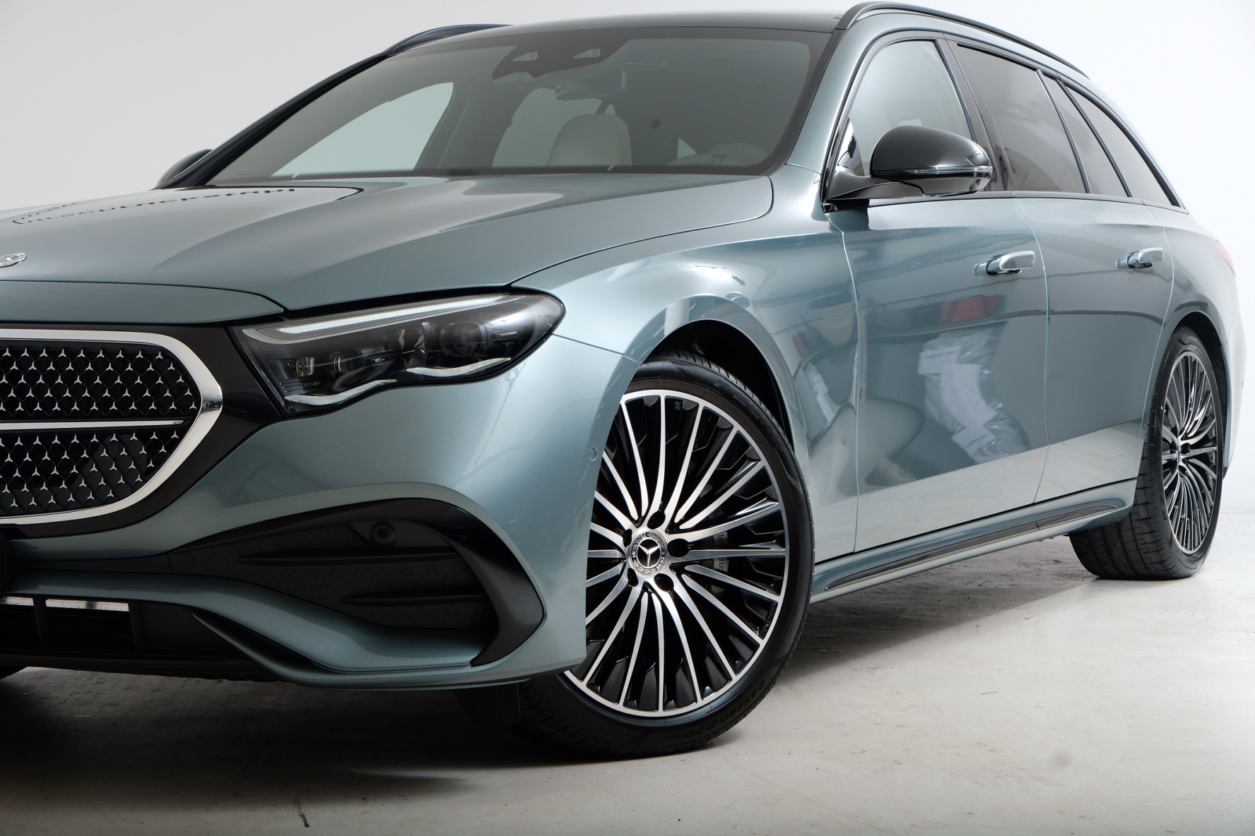 MERCEDES-BENZ E 220 d T 4Matic 9G-Tronic-showroom-element-3
