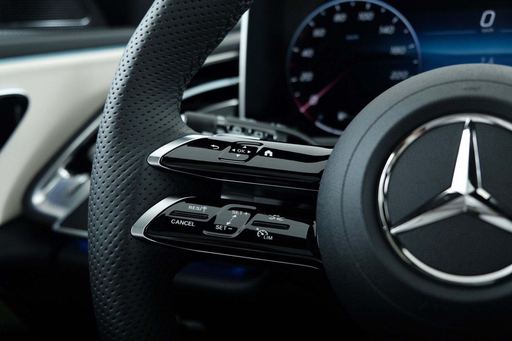 MERCEDES-BENZ E 220 d T 4Matic 9G-Tronic-image-15