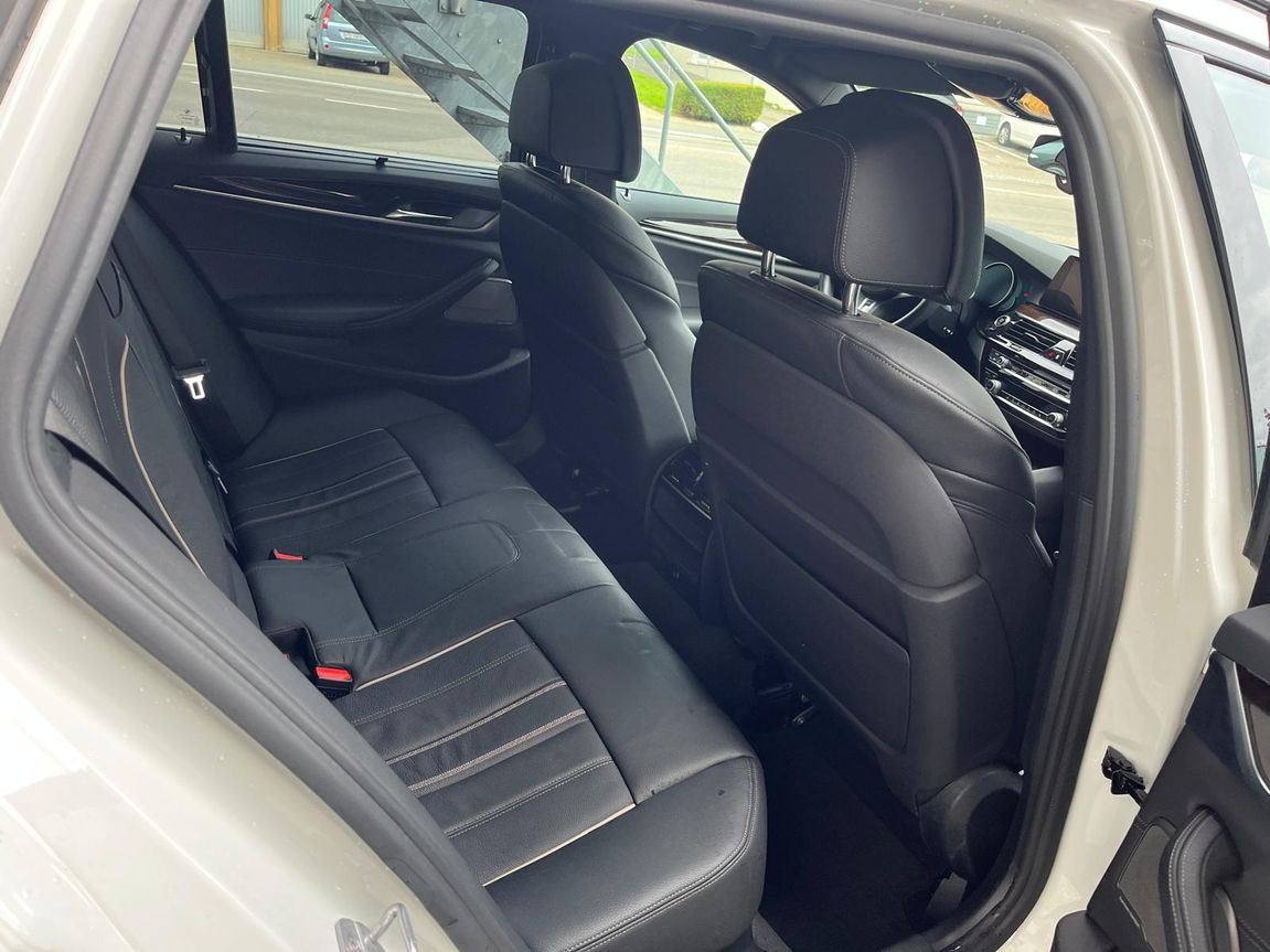 BMW 540i xDrive Touring Sport Line Steptronic-image-9