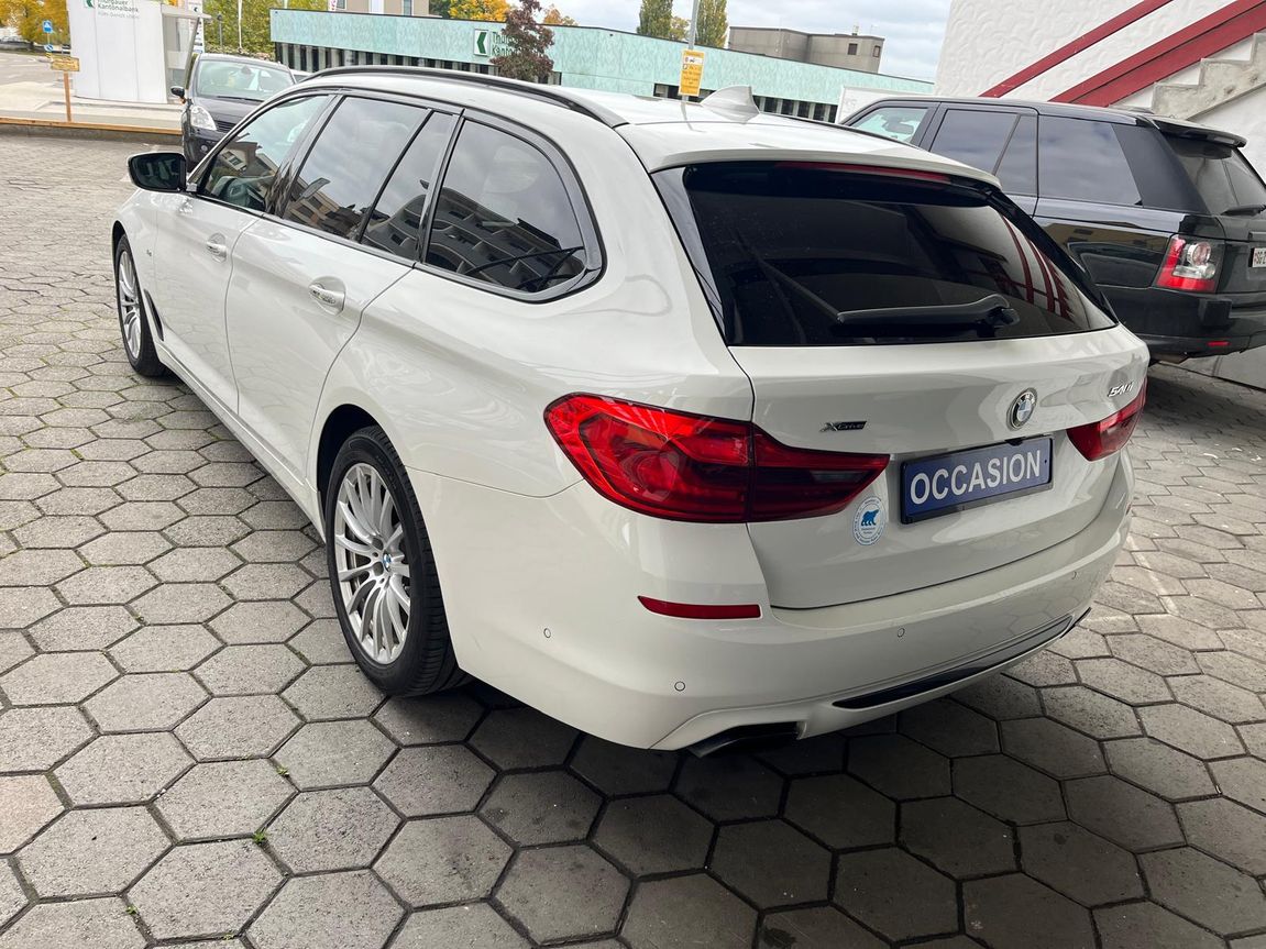 BMW 540i xDrive Touring Sport Line Steptronic-image-4