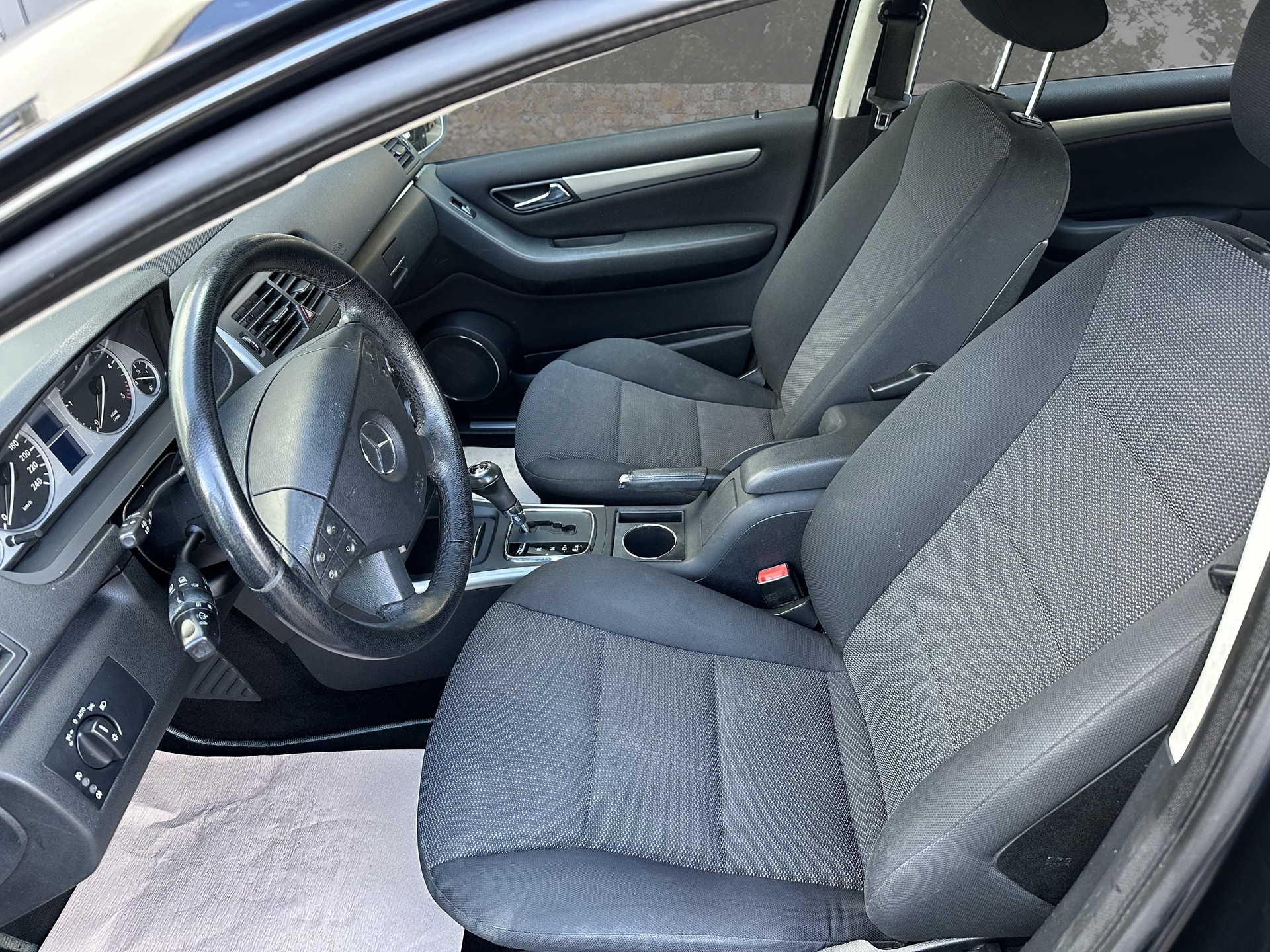 MERCEDES-BENZ B 200 CDI-image-11
