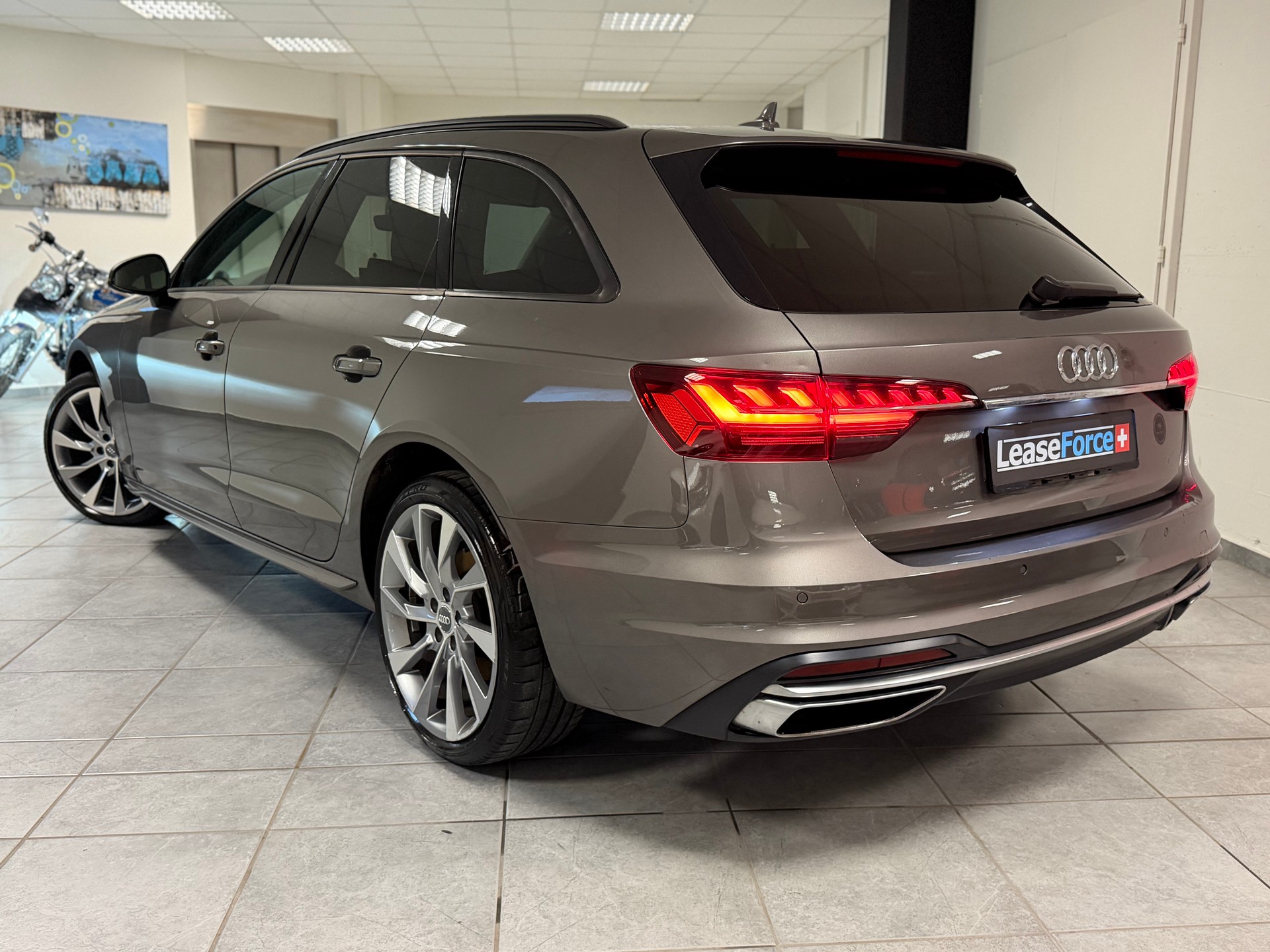 AUDI A4 Avant 40 TDI advanced quattro S-tronic-image-10