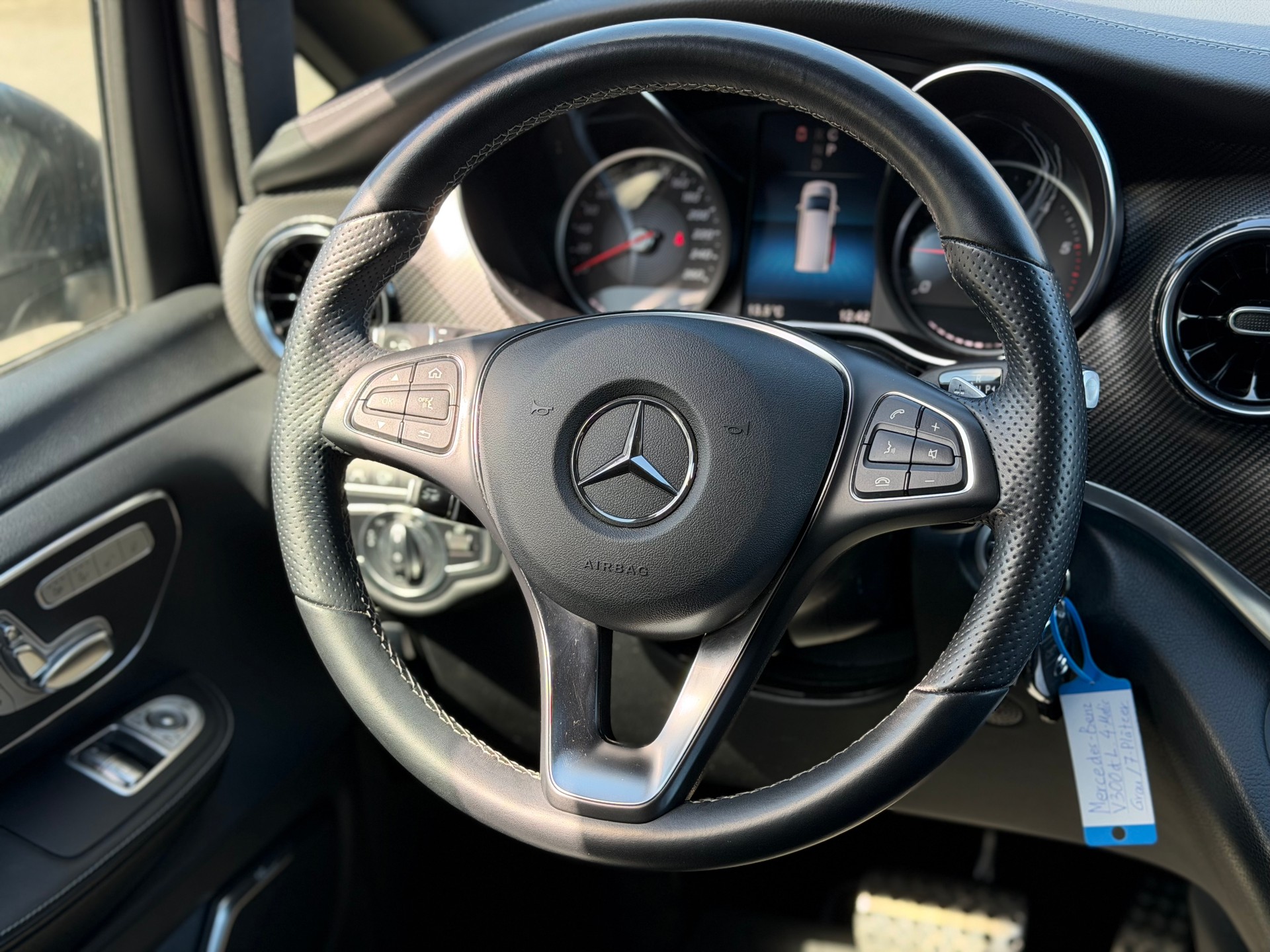 MERCEDES-BENZ V 300 d lang Swiss Edition 4Matic 9G-Tronic-image-21
