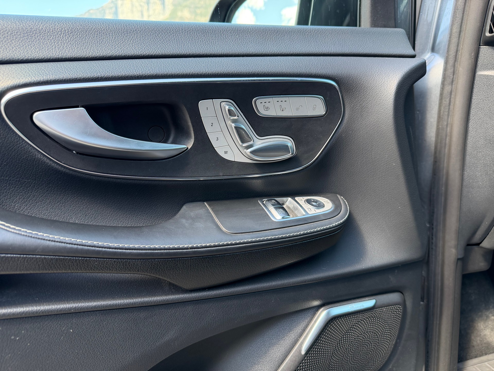 MERCEDES-BENZ V 300 d lang Swiss Edition 4Matic 9G-Tronic-image-29