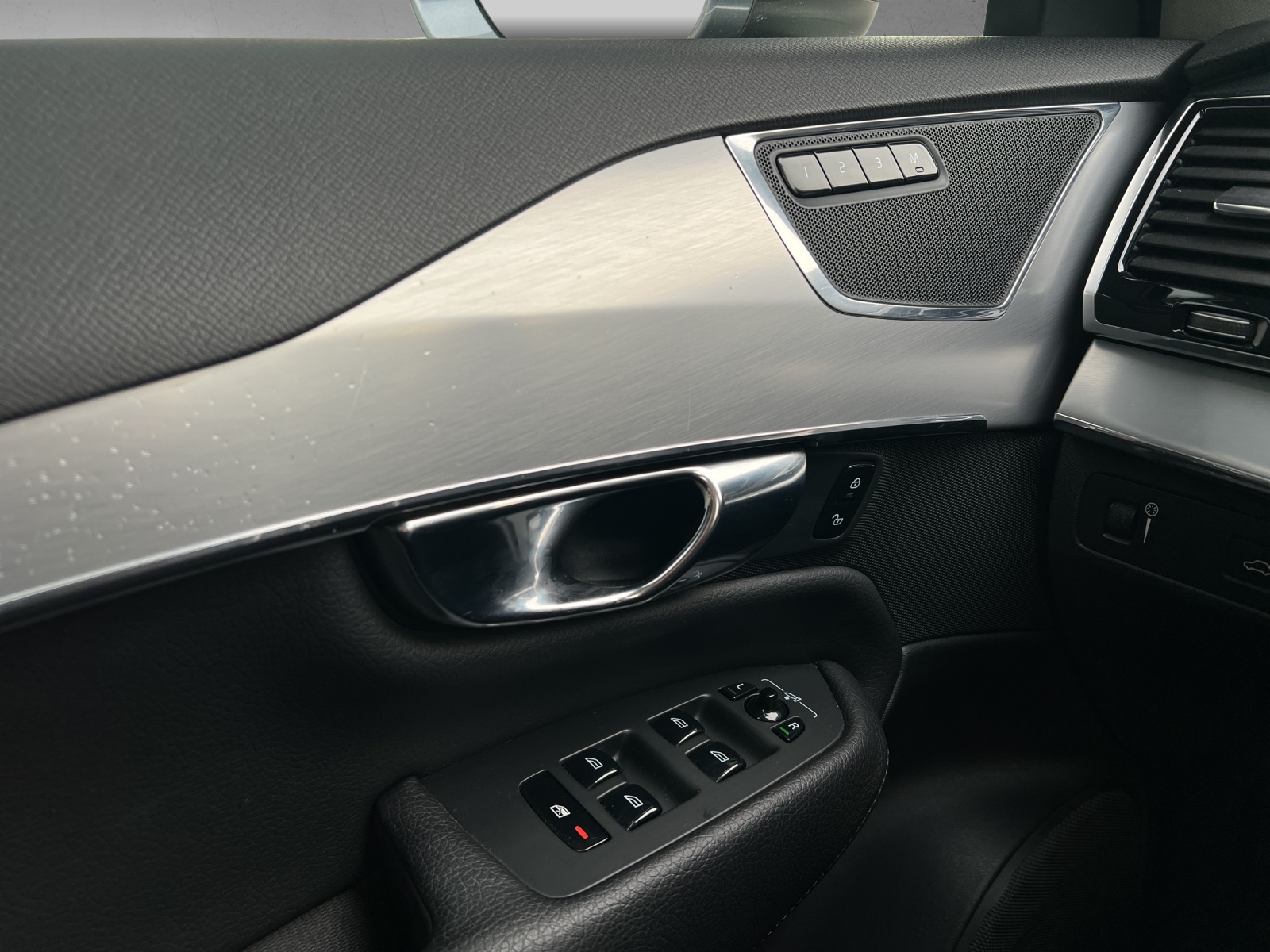 VOLVO XC90 D5 AWD Momentum-image-12