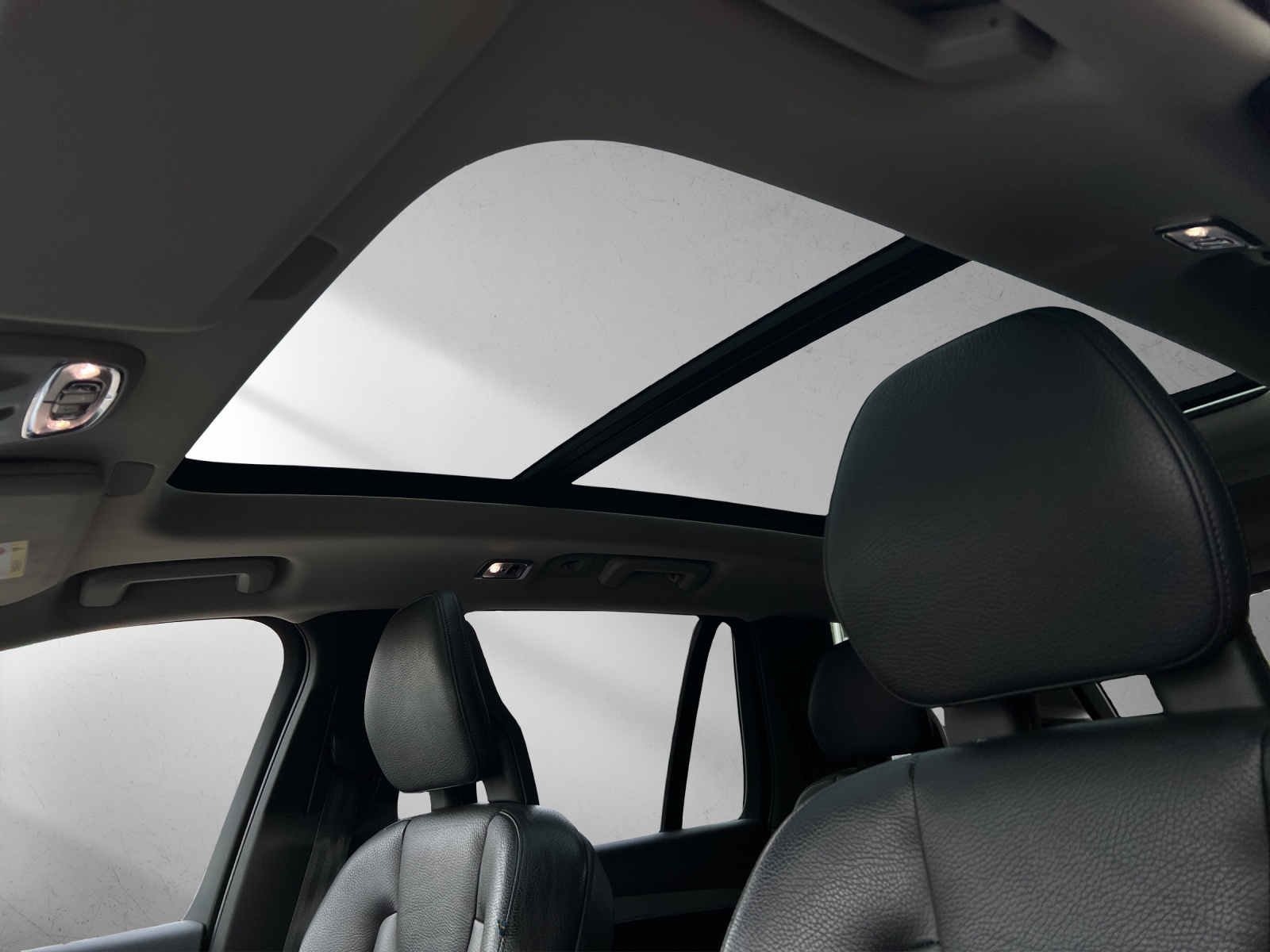 VOLVO XC90 D5 AWD Momentum-image-16