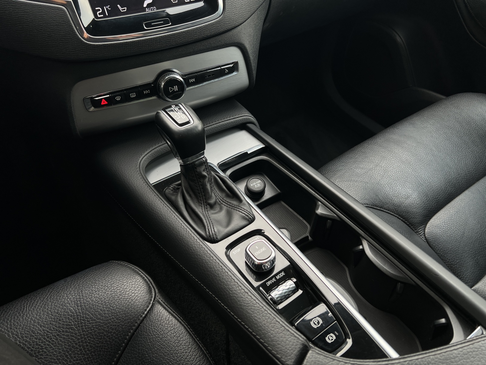 VOLVO XC90 D5 AWD Momentum-image-10