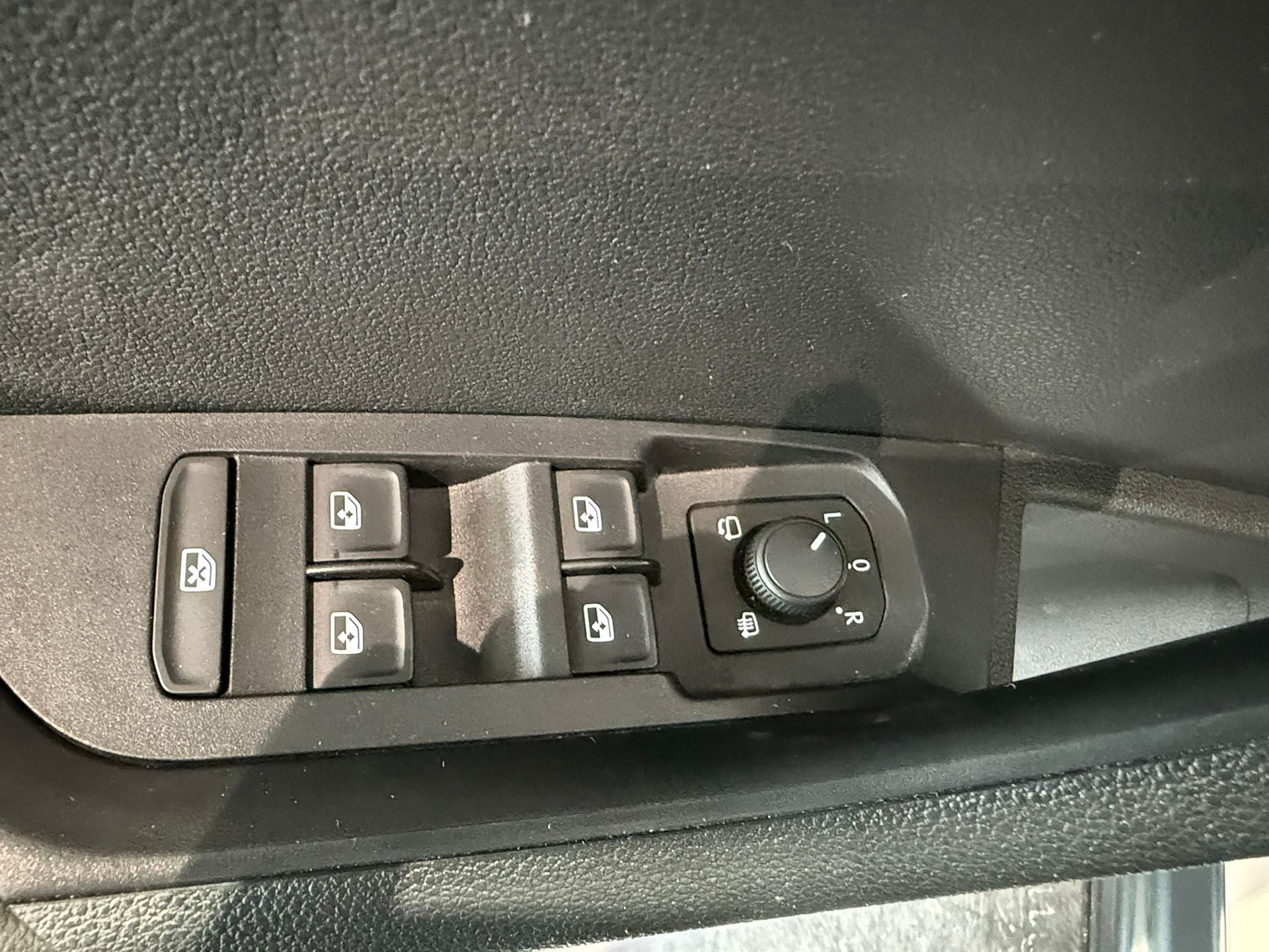 SKODA Karoq 1.0 TSI Ambition-image-17