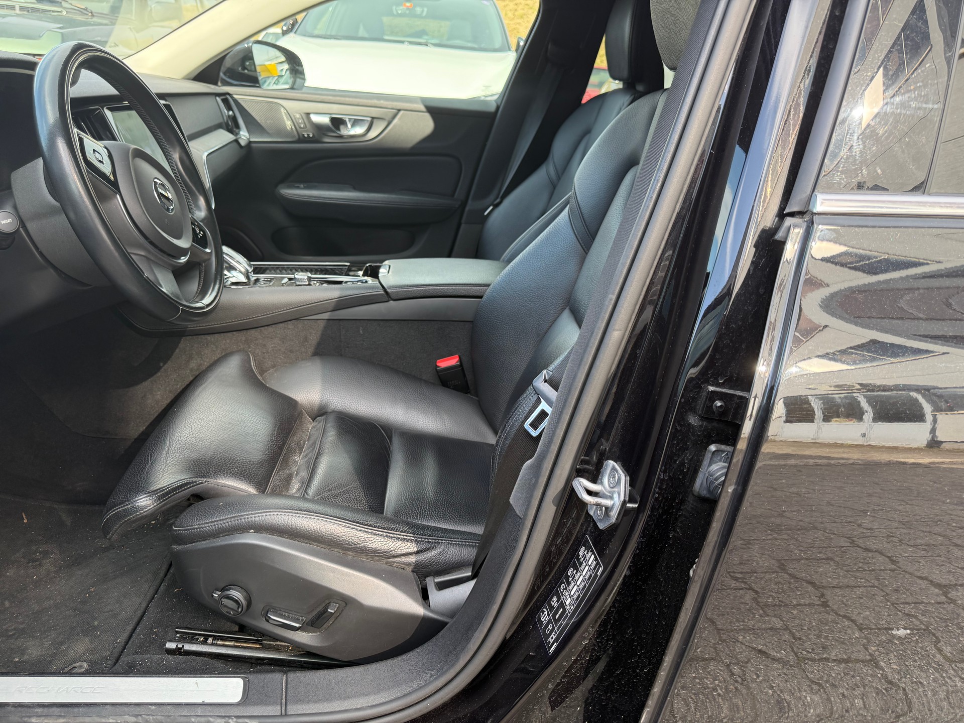 VOLVO V60 T6 eAWD Twin Engine Inscription Expression Geartronic-image-8
