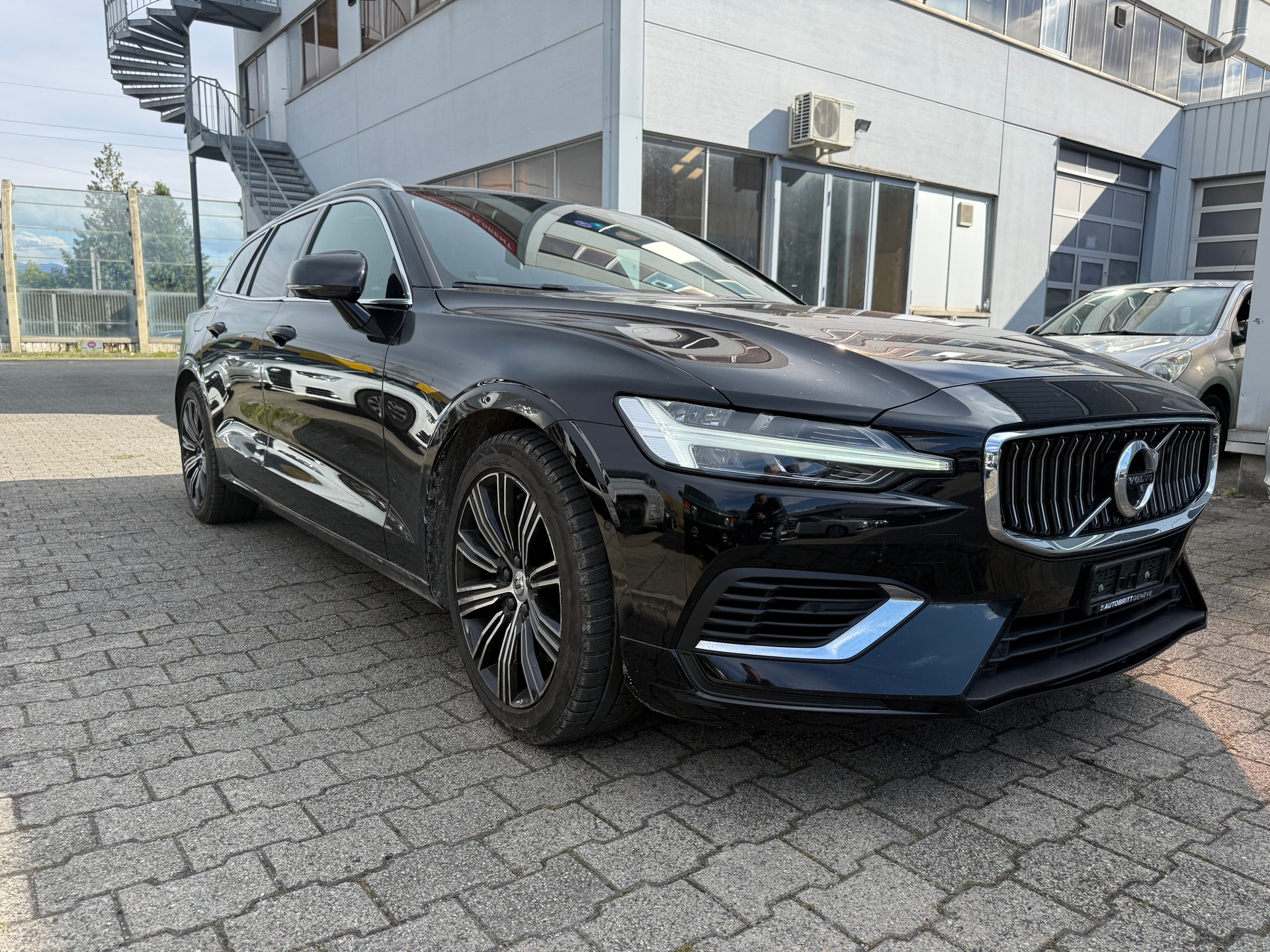 VOLVO V60 T6 eAWD Twin Engine Inscription Expression Geartronic-image-1