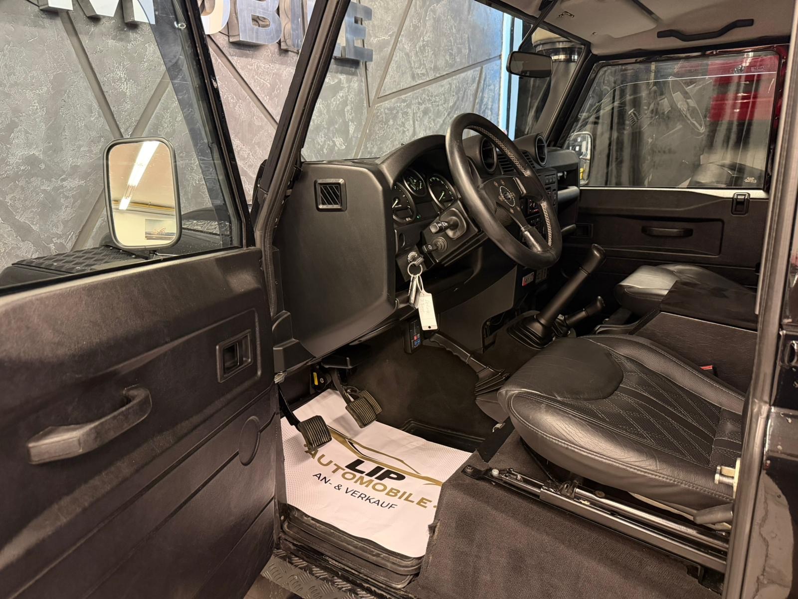 LAND ROVER Defender 90 2.2 TD4 Station Wagon 67YRS Legend-image-13