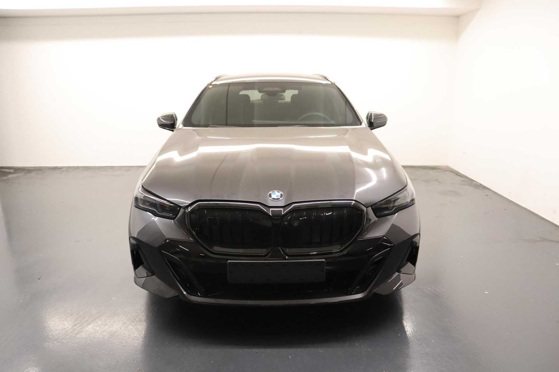 BMW 520d xDrive Touring-showroom-element-3
