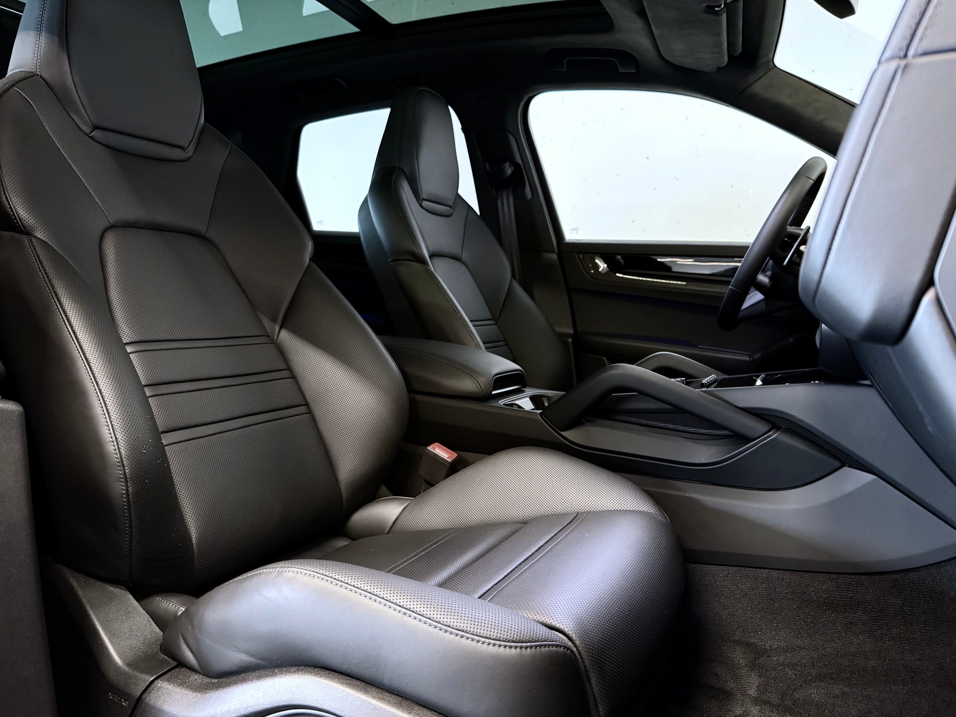 PORSCHE CAYENNE GTS | CARBON INTERIEUR | STANDHEIZUNG | HINTERACHSLENKUNG | PANORAMADACH | ANHÄNGERKUPPLUNG-image-10