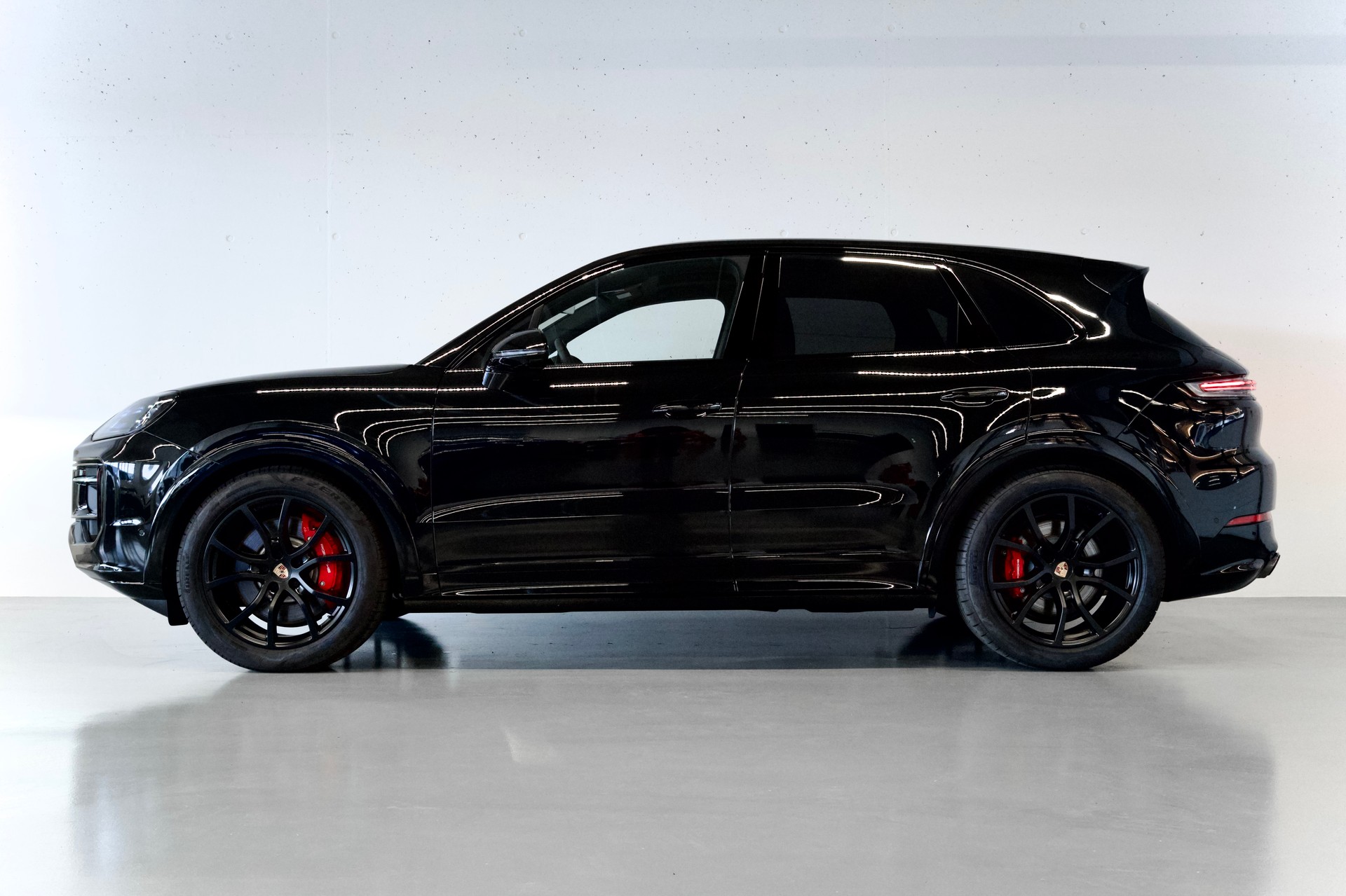 PORSCHE CAYENNE GTS | CARBON INTERIEUR | STANDHEIZUNG | HINTERACHSLENKUNG | PANORAMADACH | ANHÄNGERKUPPLUNG-showroom-element-1