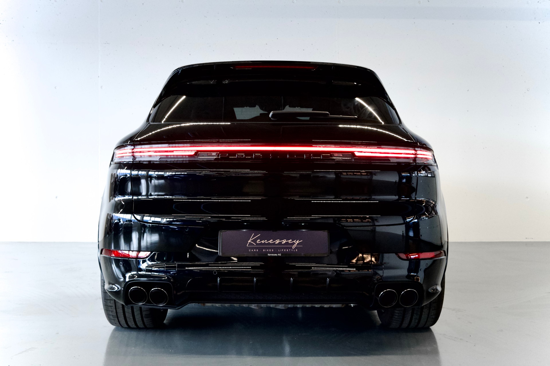 PORSCHE CAYENNE GTS | CARBON INTERIEUR | STANDHEIZUNG | HINTERACHSLENKUNG | PANORAMADACH | ANHÄNGERKUPPLUNG-showroom-element-2