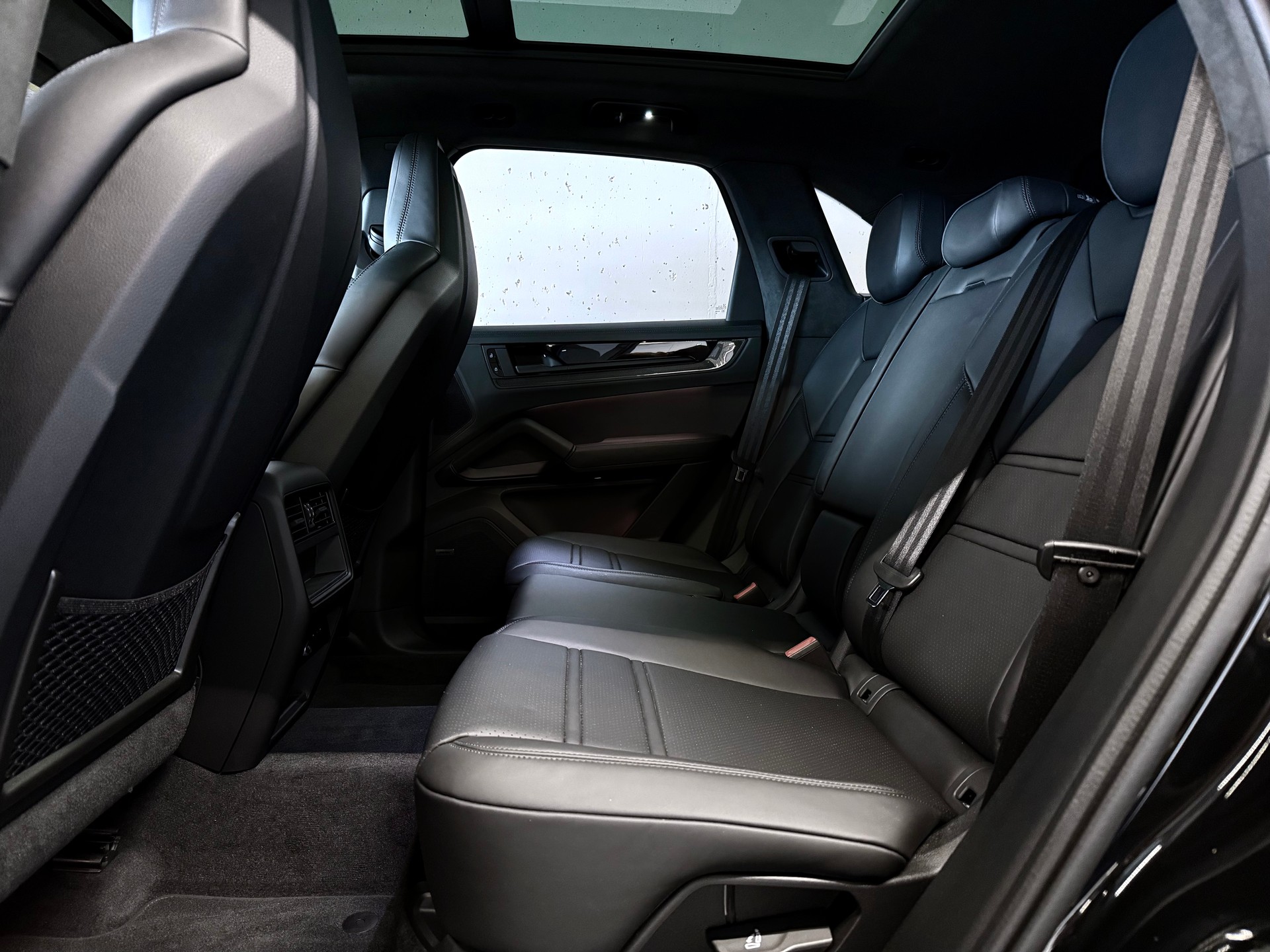PORSCHE CAYENNE GTS | CARBON INTERIEUR | STANDHEIZUNG | HINTERACHSLENKUNG | PANORAMADACH | ANHÄNGERKUPPLUNG-image-12