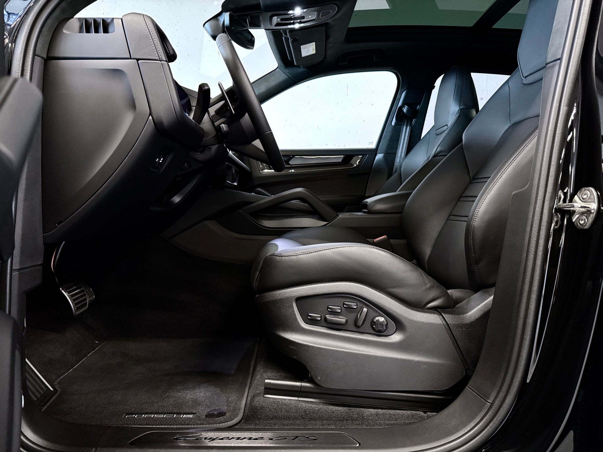PORSCHE CAYENNE GTS | CARBON INTERIEUR | STANDHEIZUNG | HINTERACHSLENKUNG | PANORAMADACH | ANHÄNGERKUPPLUNG-image-6