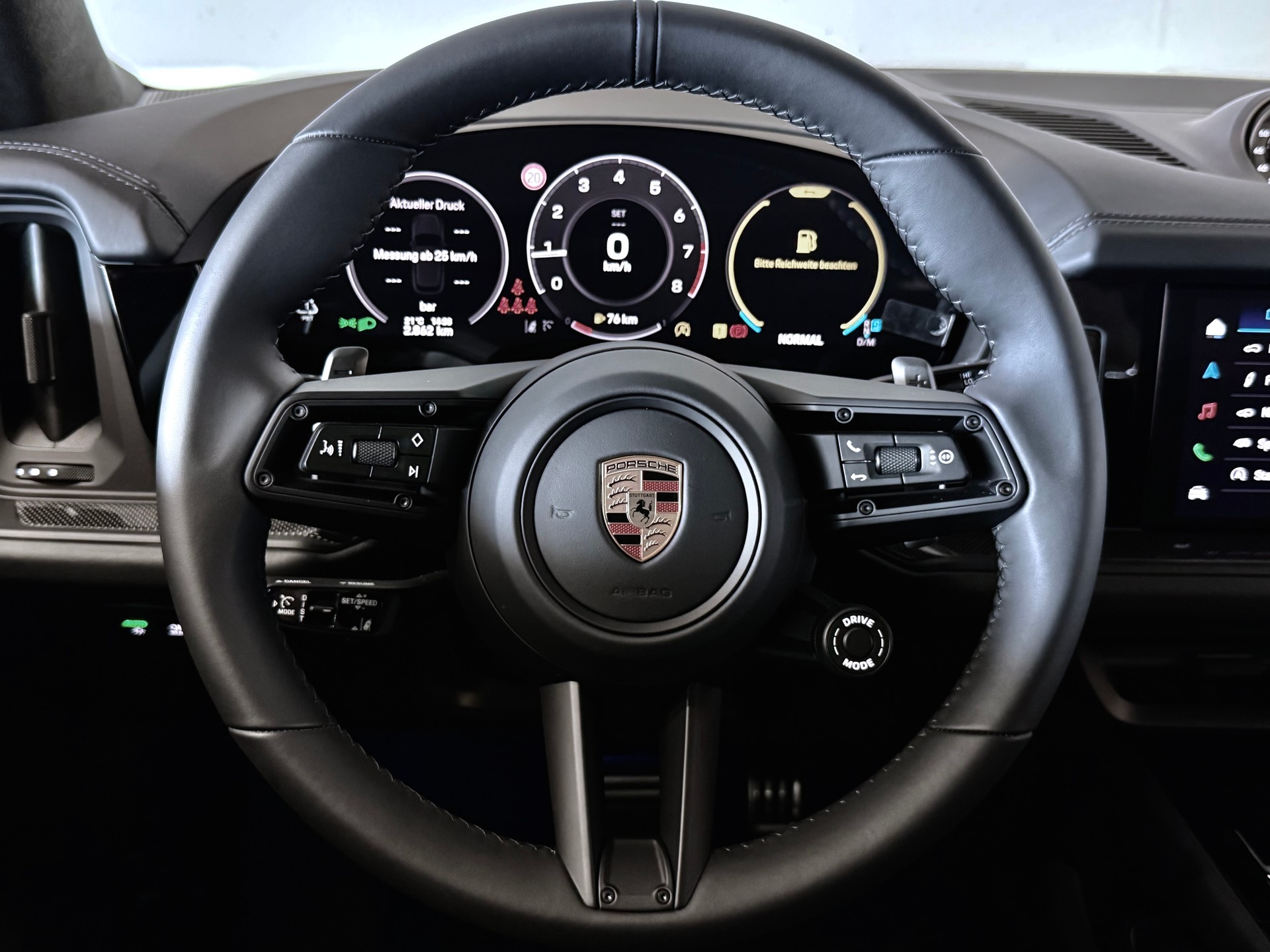 PORSCHE CAYENNE GTS | CARBON INTERIEUR | STANDHEIZUNG | HINTERACHSLENKUNG | PANORAMADACH | ANHÄNGERKUPPLUNG-image-8