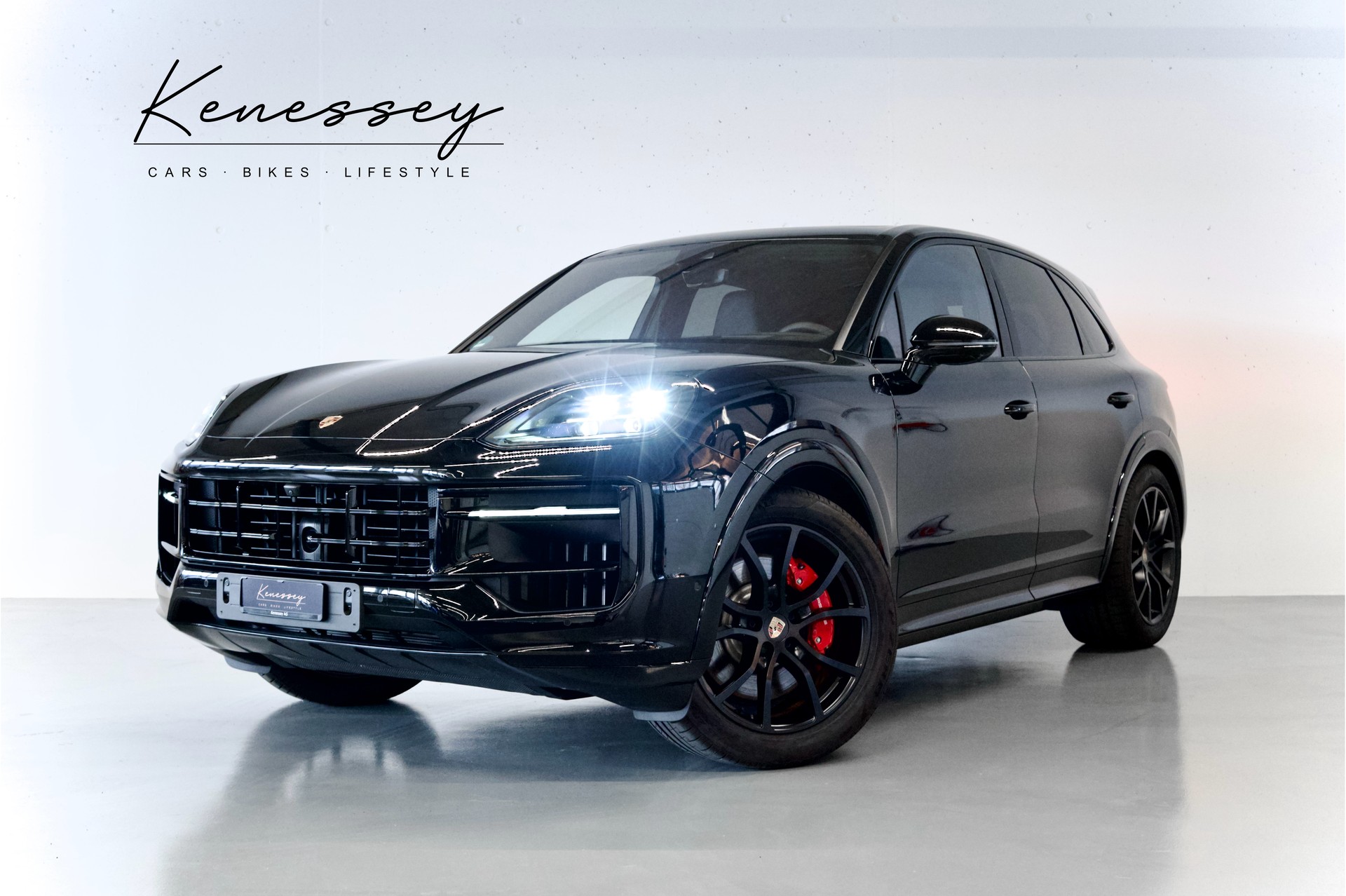 PORSCHE CAYENNE GTS | CARBON INTERIEUR | STANDHEIZUNG | HINTERACHSLENKUNG | PANORAMADACH | ANHÄNGERKUPPLUNG