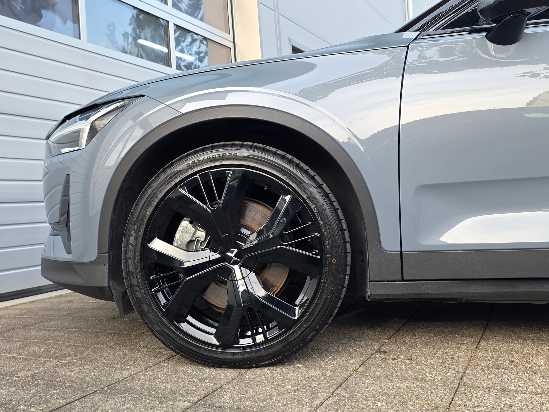 POLESTAR Polestar 2 Long Range Dual 78 kWh MY23 * PERFORMANCE FELGEN -PLUS PAKET -KEYLESS -HARMAN KARDON -GARANTIE BIS 05.2030-showroom-element-3