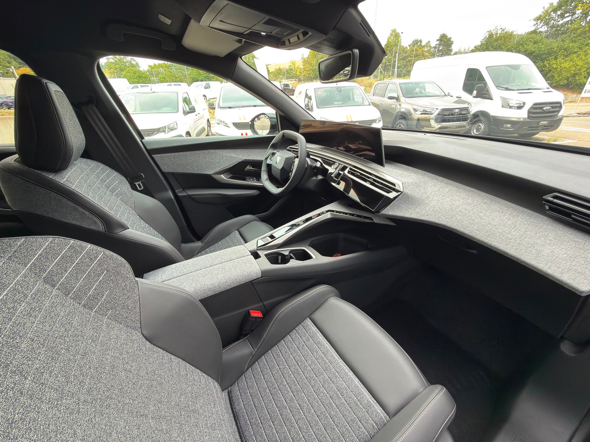 PEUGEOT 5008 210 73kWh Allure Premium-image-6