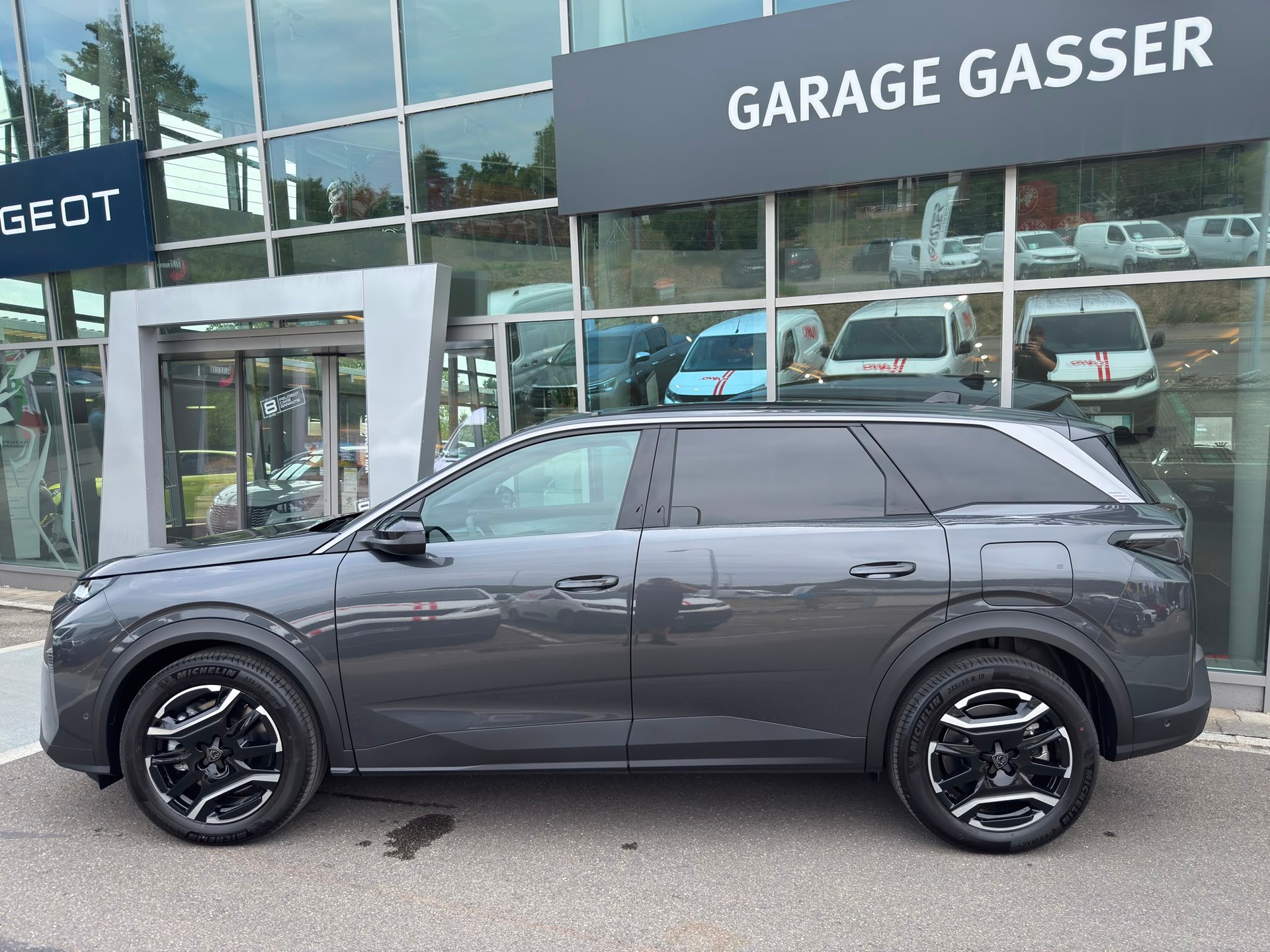 PEUGEOT 5008 210 73kWh Allure Premium-showroom-element-2