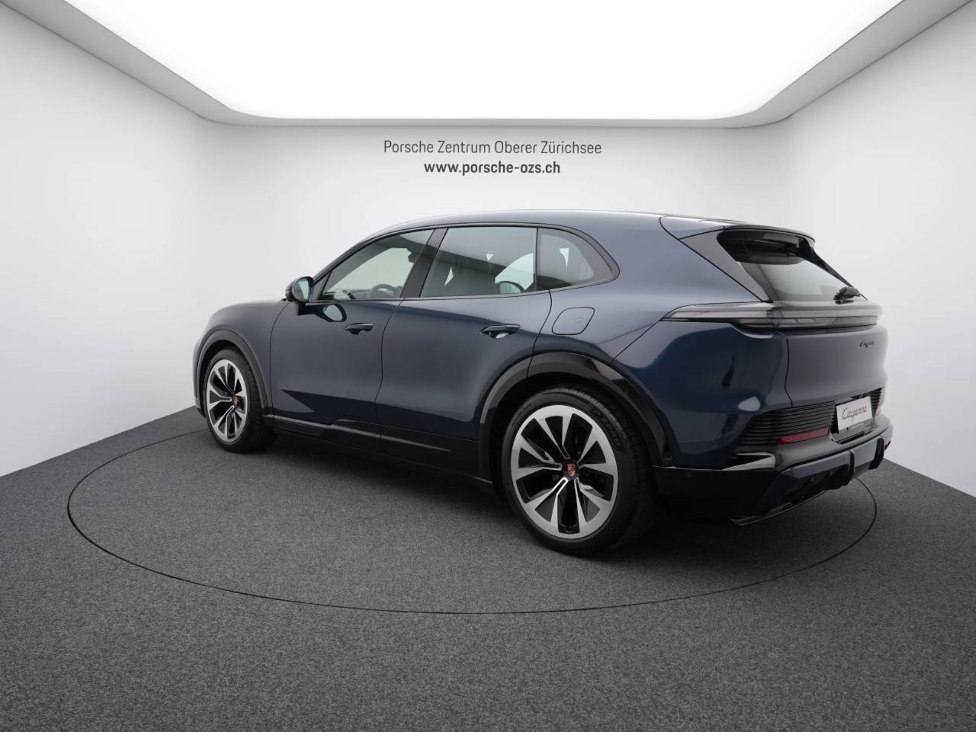 PORSCHE Cayenne Electric-showroom-element-2