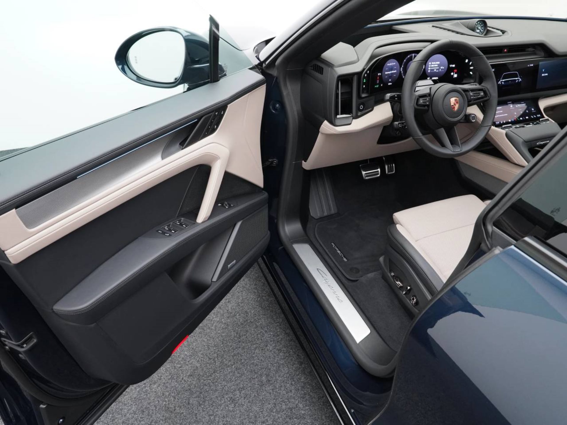 PORSCHE Cayenne Electric-showroom-element-3