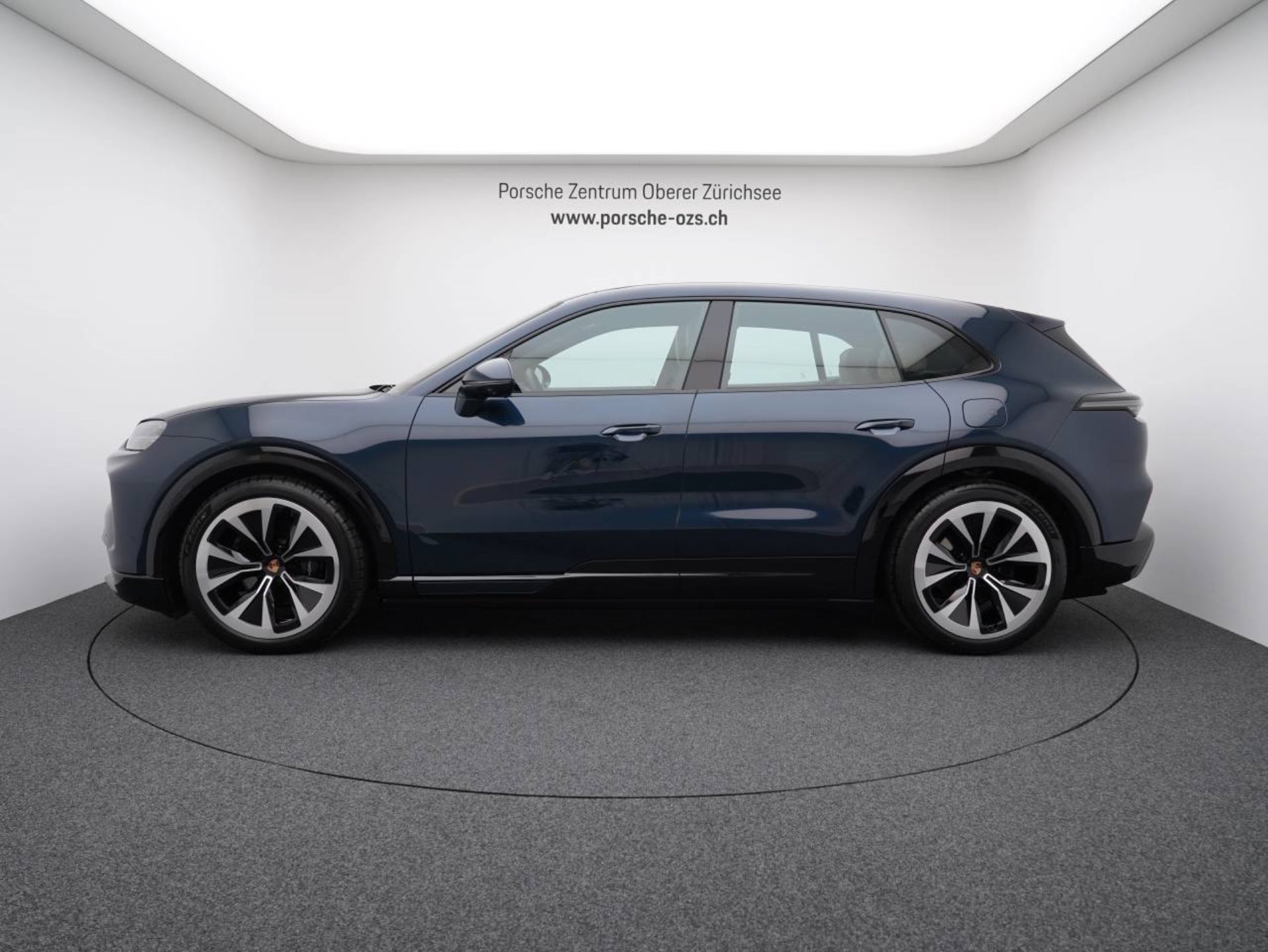 PORSCHE Cayenne Electric-showroom-element-1