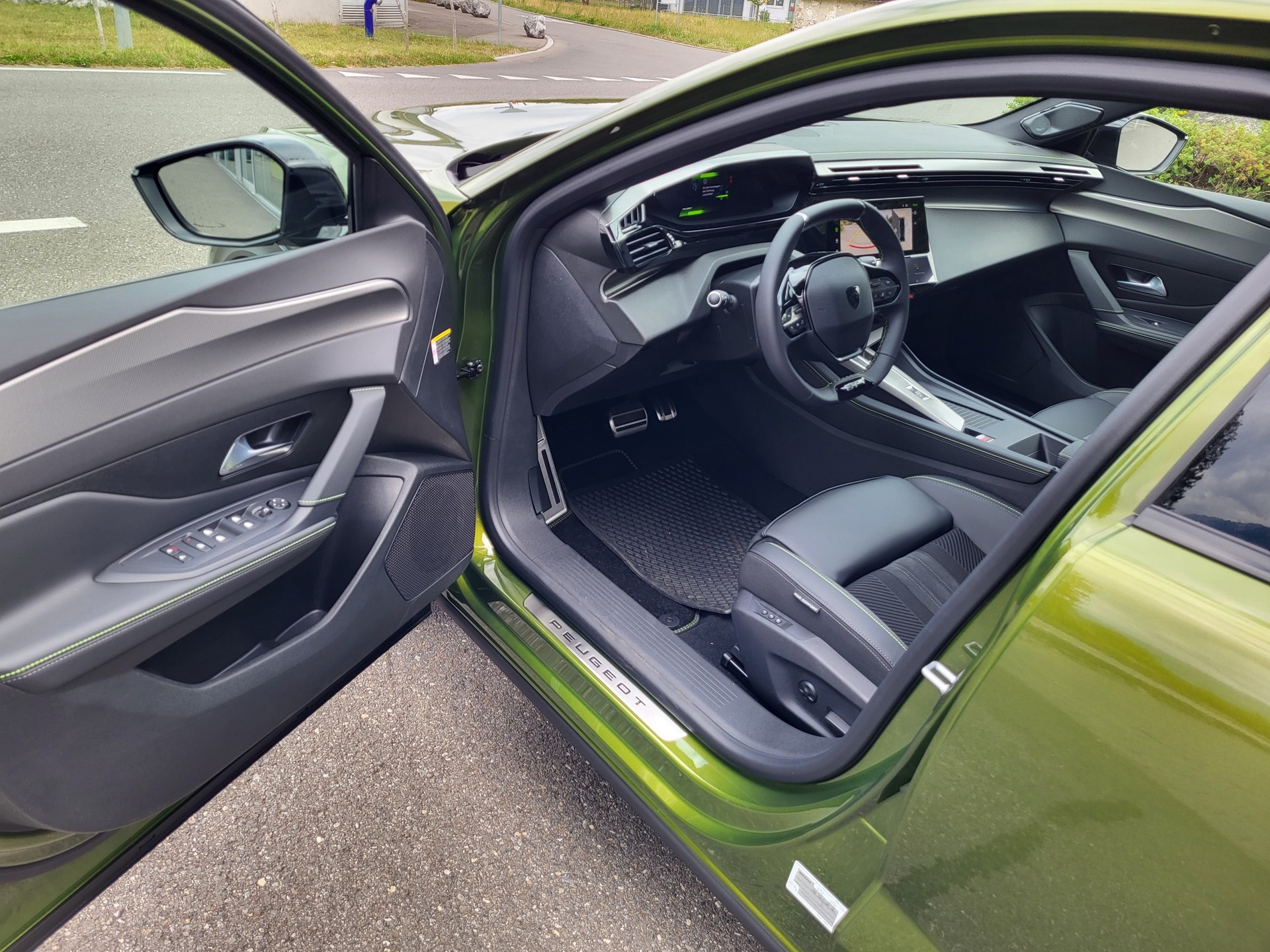 PEUGEOT 408 1.2 Hybrid 145 GT Exclusive-image-5