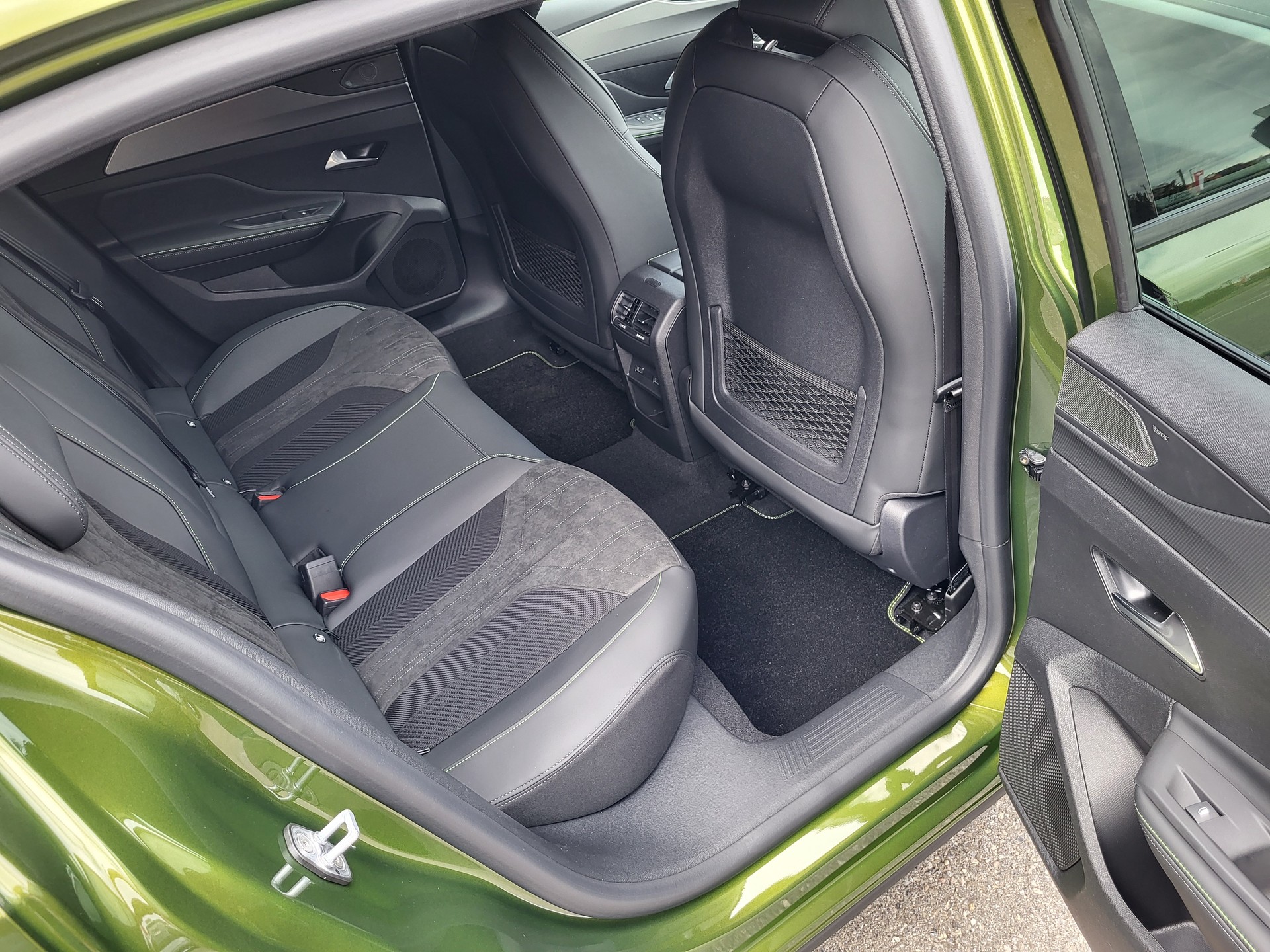 PEUGEOT 408 1.2 Hybrid 145 GT Exclusive-image-9