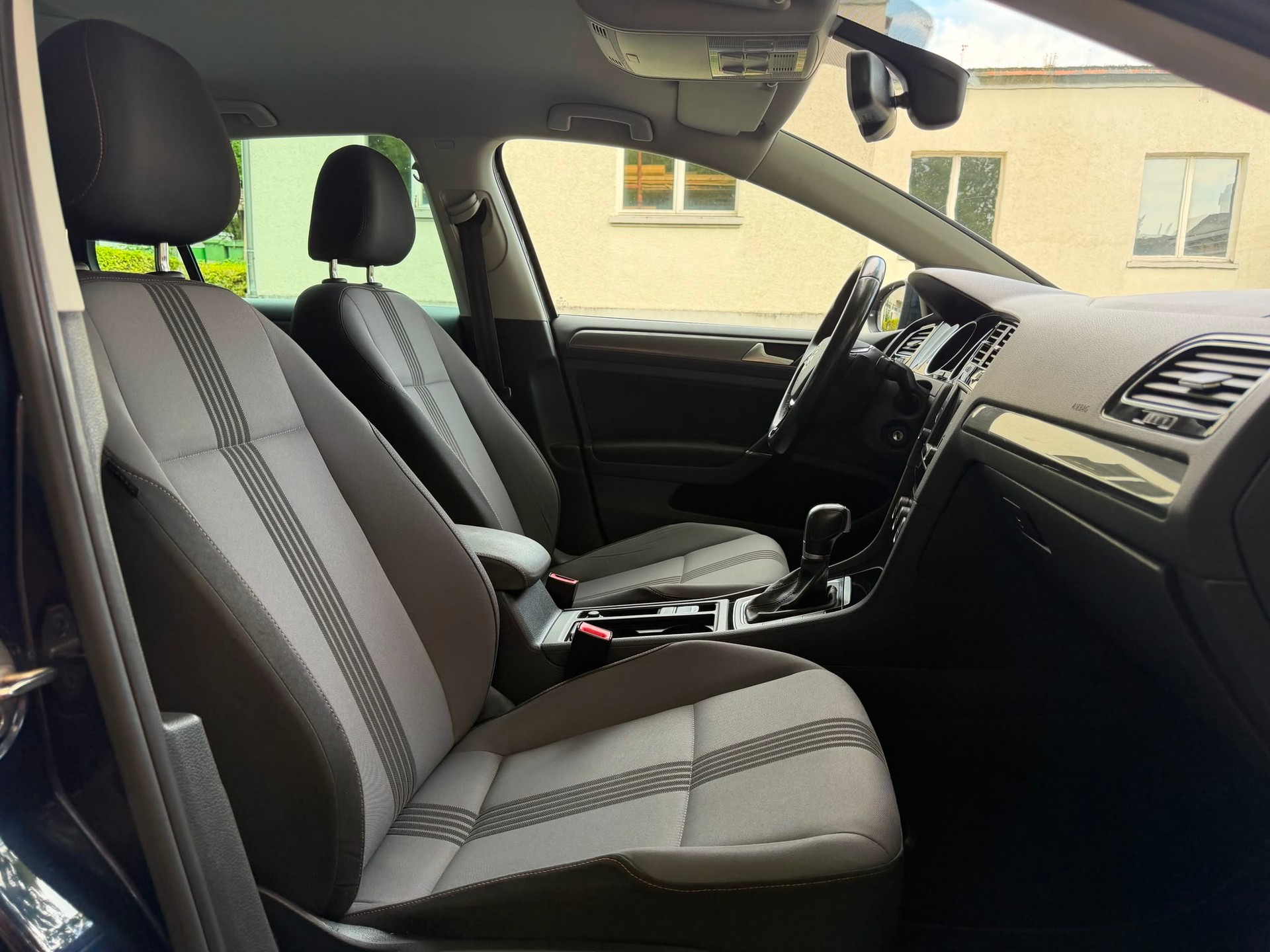 VW Golf 2.0 TDI Comfortline DSG-image-5