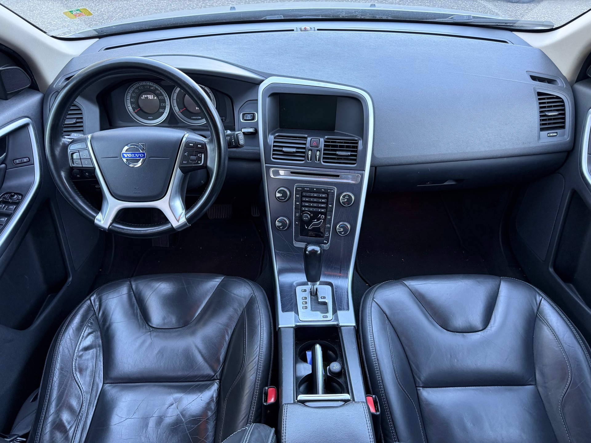 VOLVO XC60 D5 AWD OceanRace Geartronic-image-5