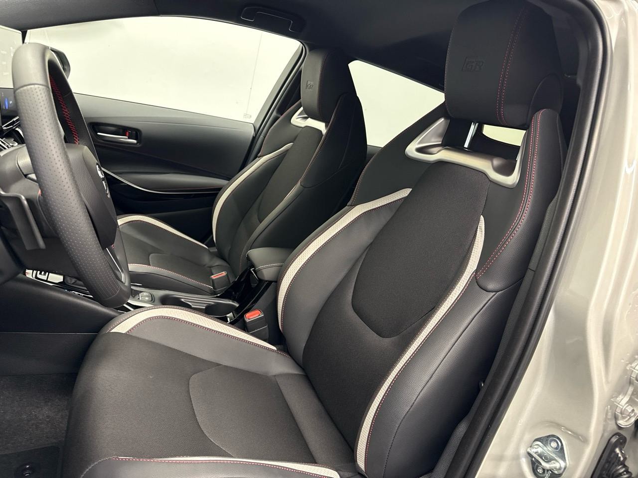 TOYOTA Corolla Touring Sports 2.0 HSD GR Sport e-CVT-showroom-element-3