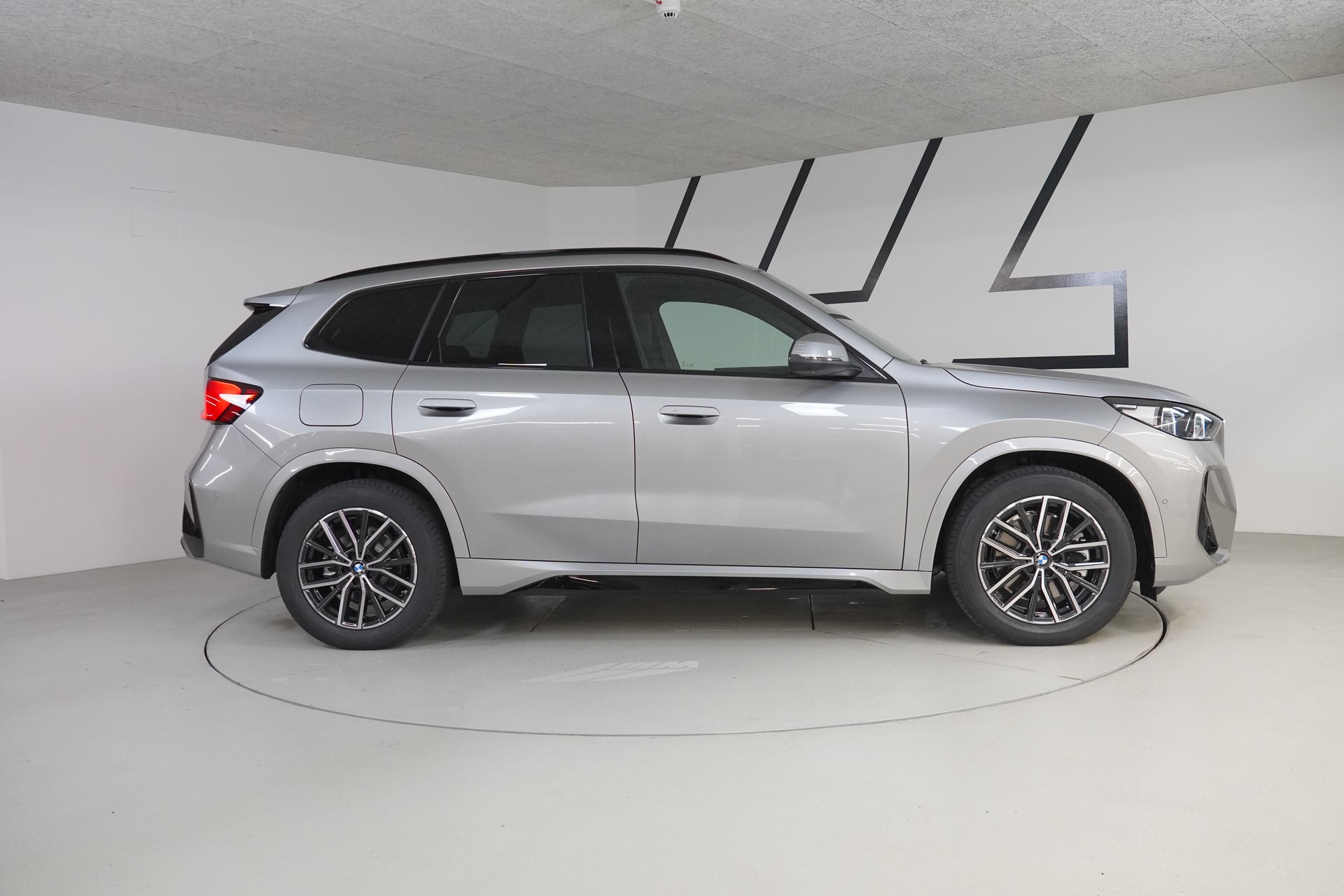 BMW X1 xDrive 30e M Sport-showroom-element-3