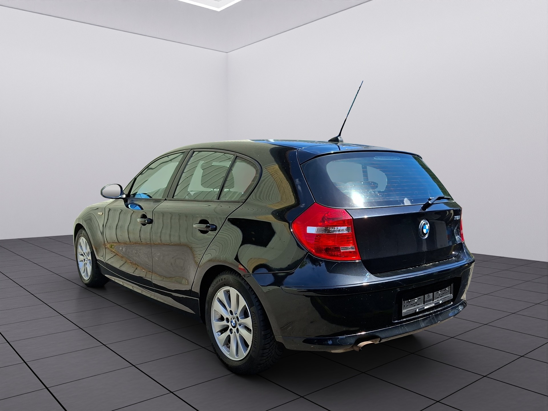 BMW 116i-showroom-element-3