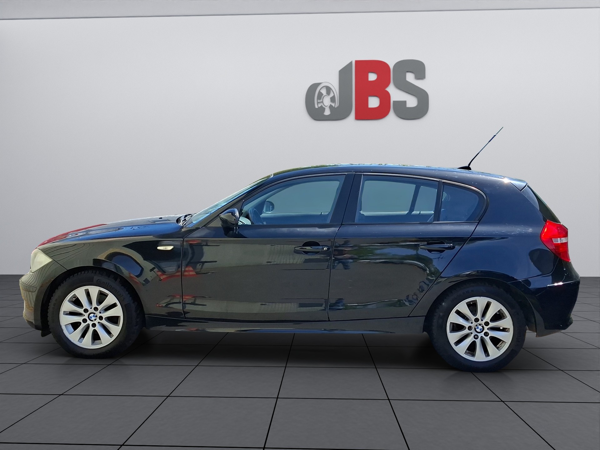 BMW 116i-showroom-element-1