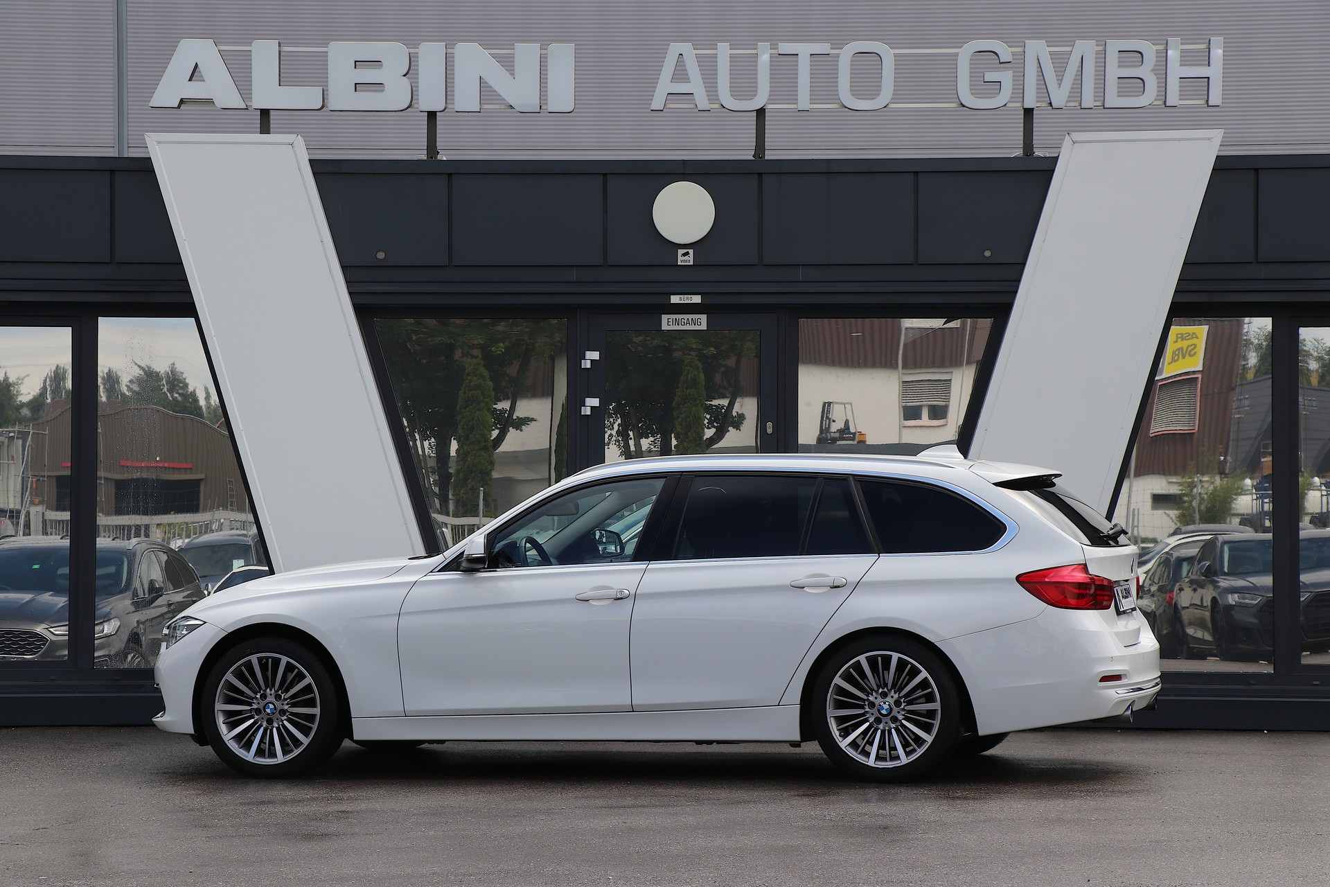 BMW 340i xDrive Touring Luxury Line Steptronic-showroom-element-3