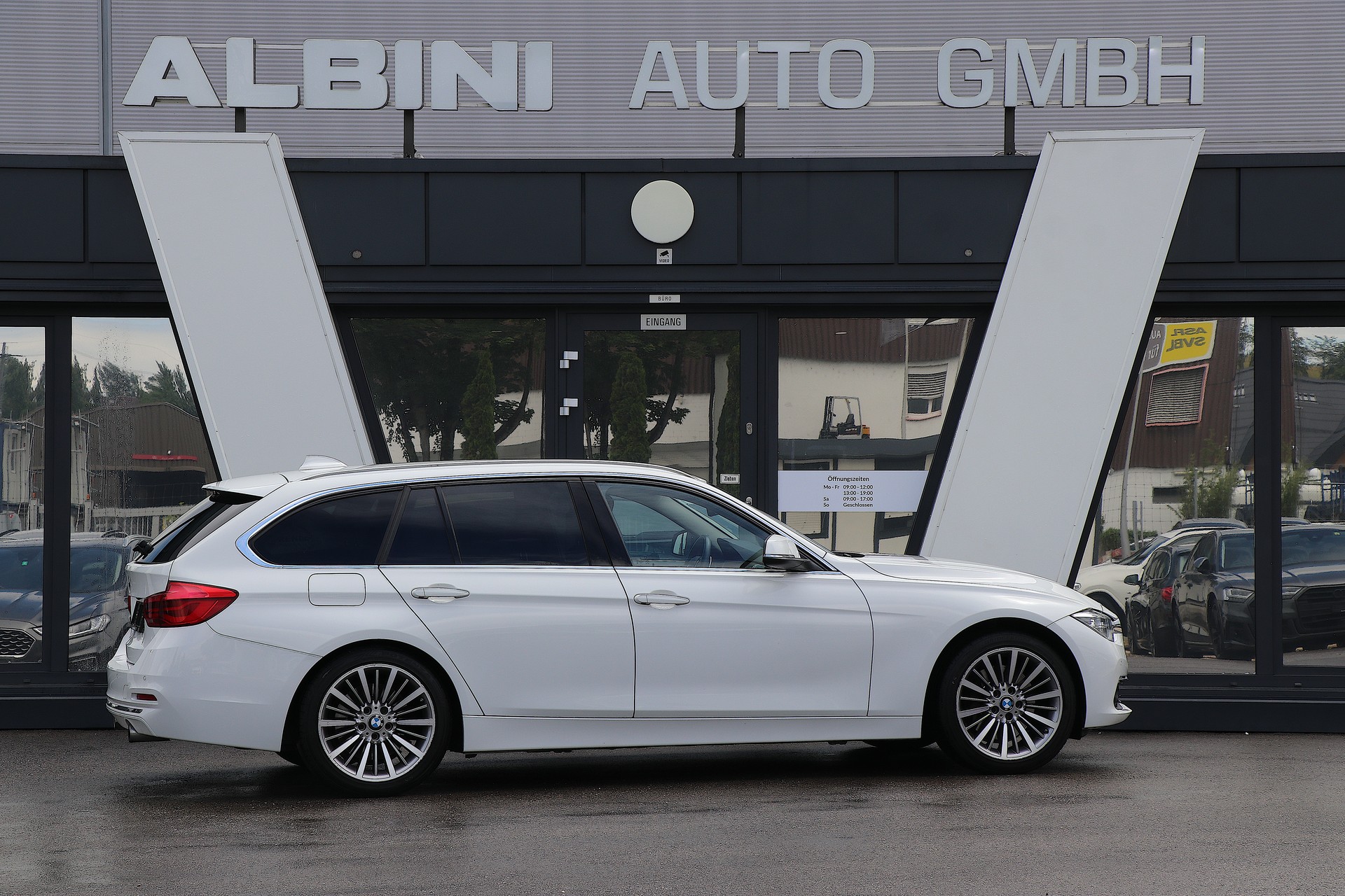 BMW 340i xDrive Touring Luxury Line Steptronic-showroom-element-2