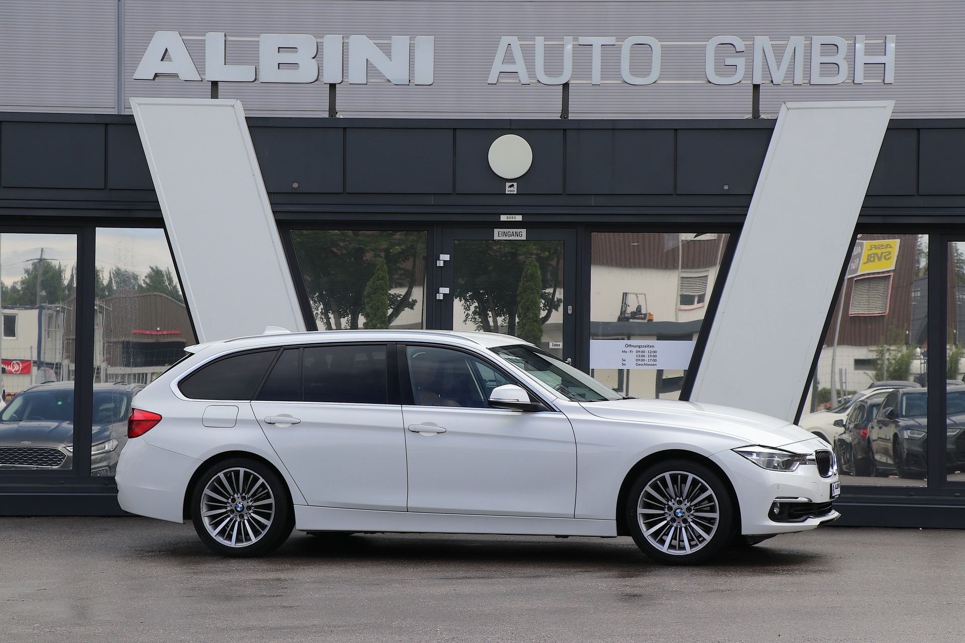BMW 340i xDrive Touring Luxury Line Steptronic-showroom-element-1