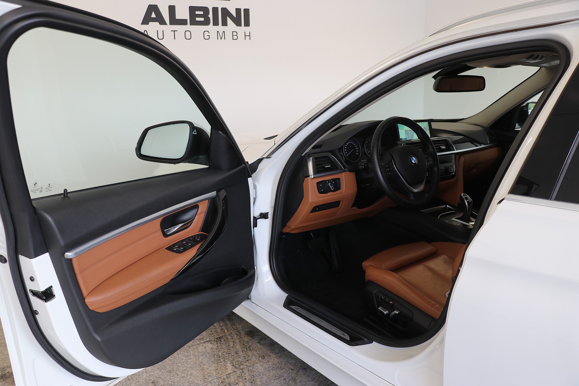 BMW 340i xDrive Touring Luxury Line Steptronic-image-4