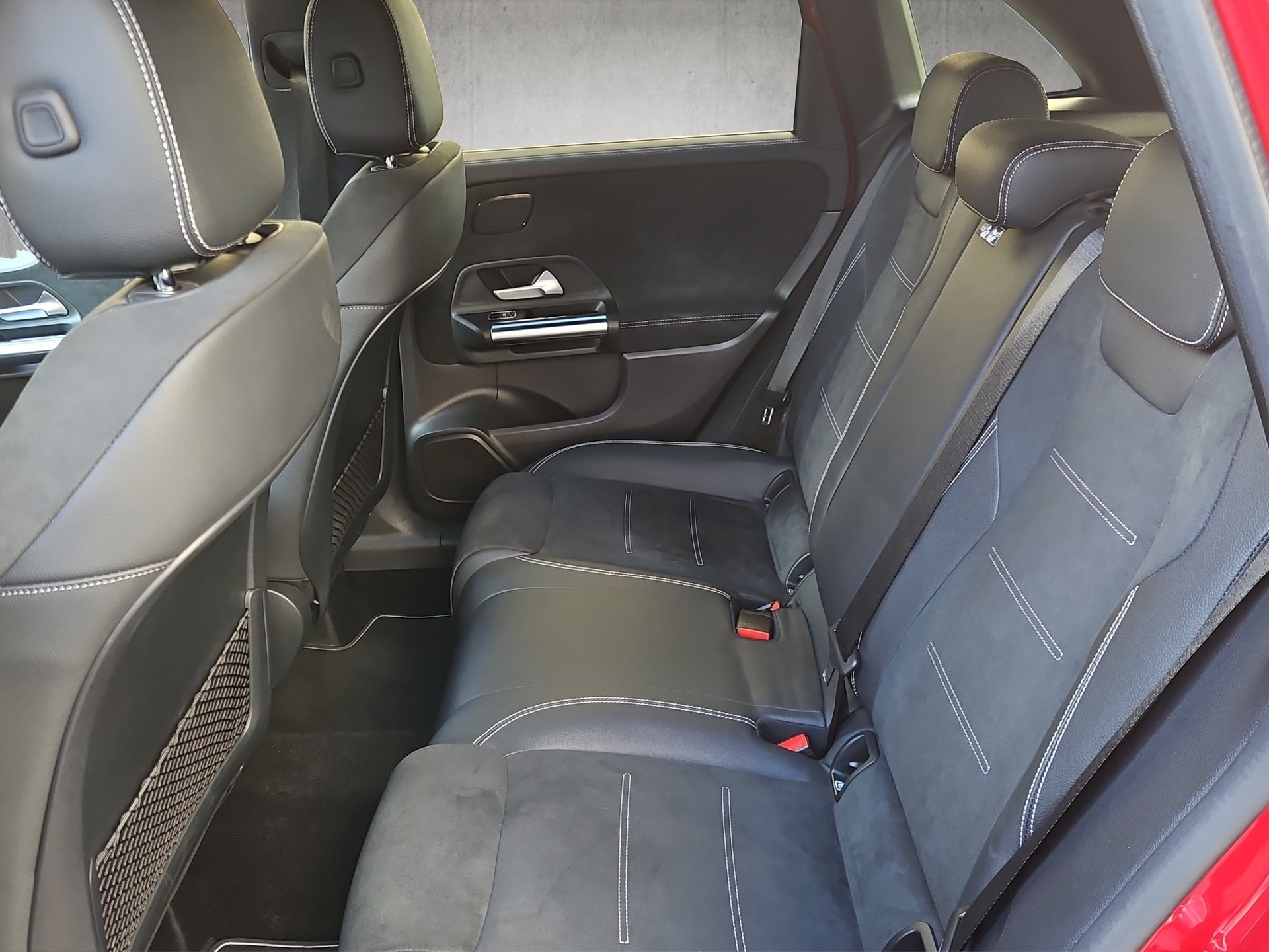 MERCEDES-BENZ B 220 d Swiss Star AMG Line 4matic-image-10