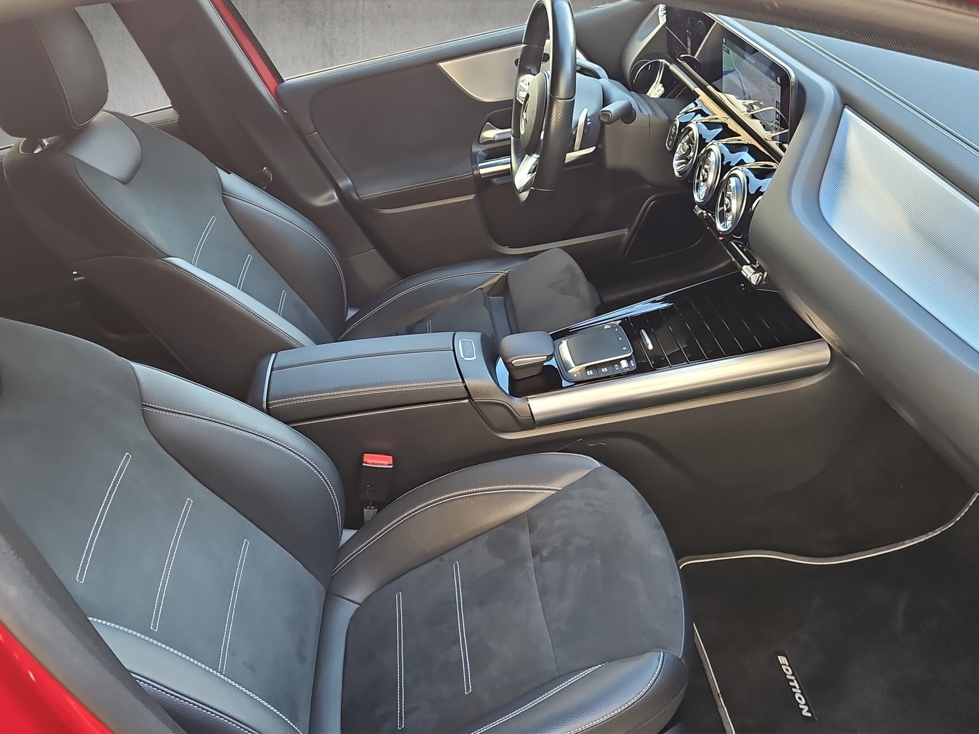 MERCEDES-BENZ B 220 d Swiss Star AMG Line 4matic-image-9
