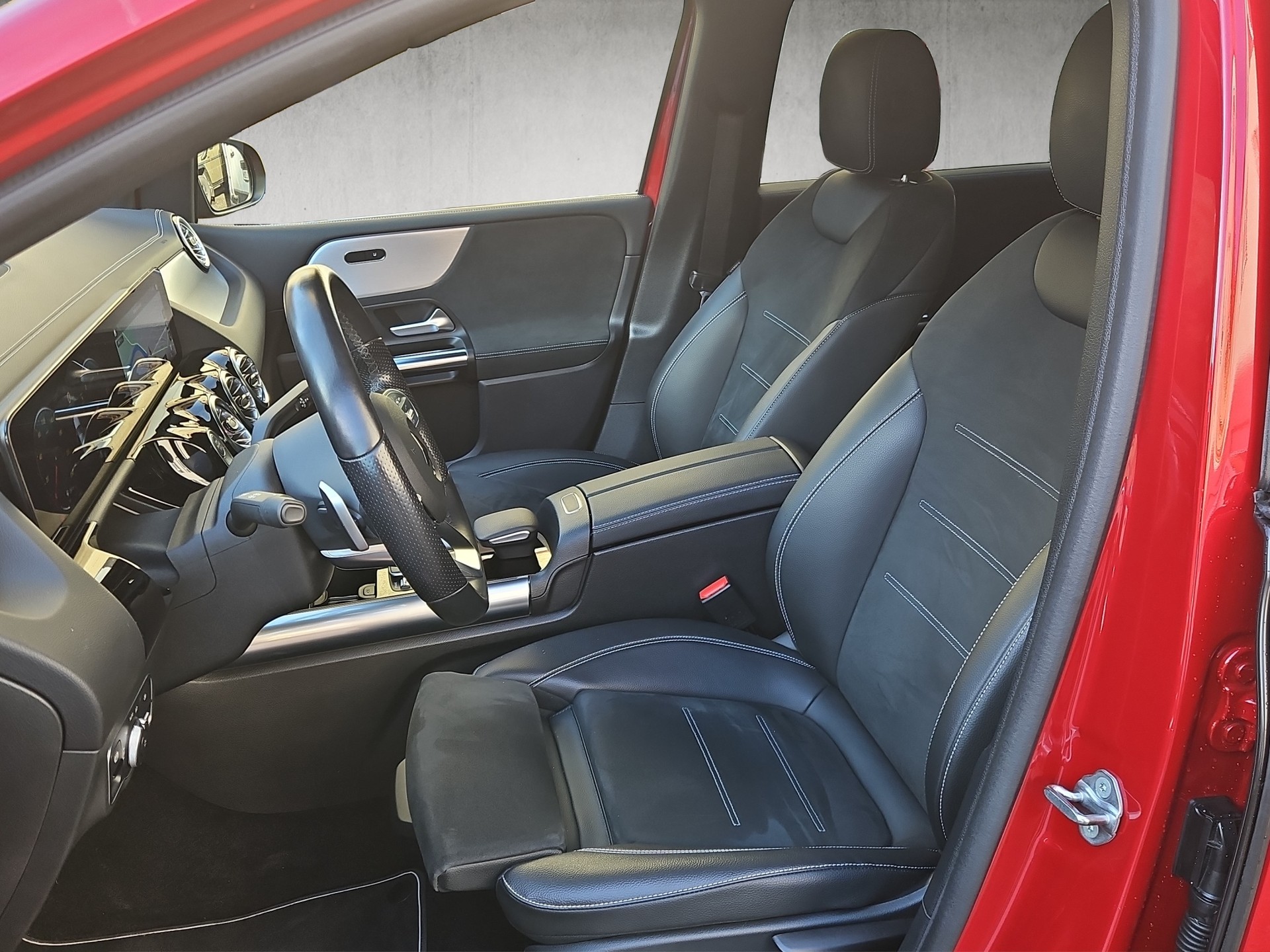 MERCEDES-BENZ B 220 d Swiss Star AMG Line 4matic-image-8