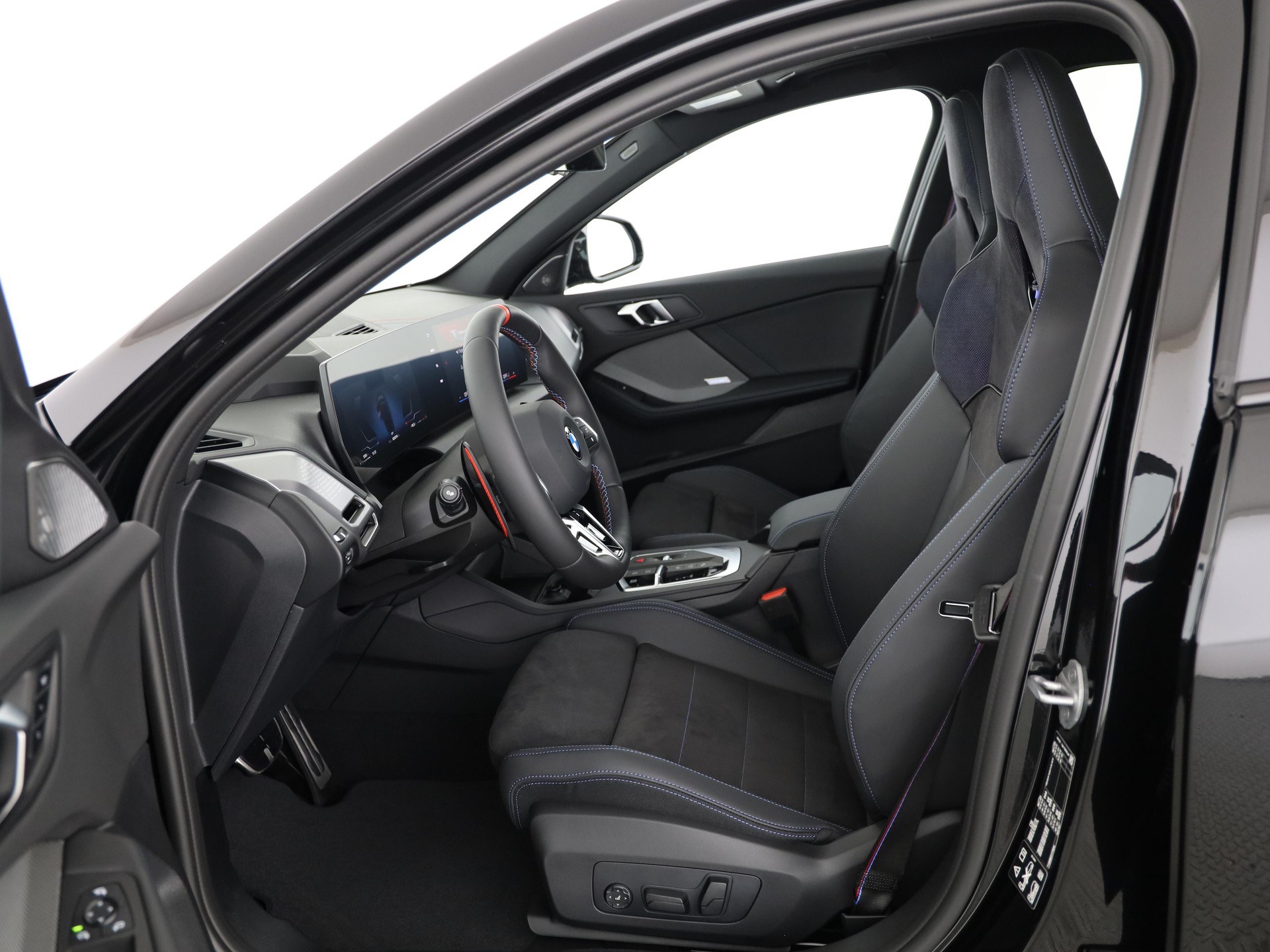 BMW M135i xDrive-showroom-element-3