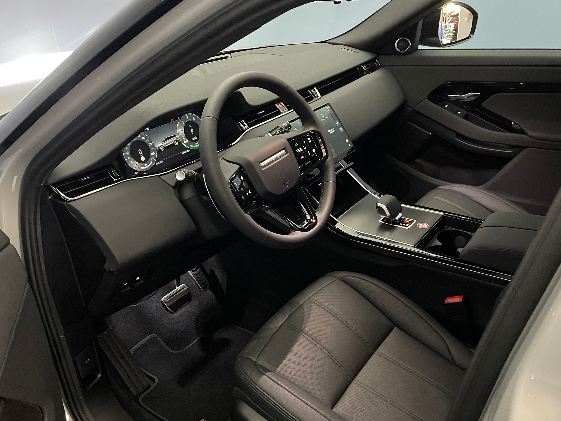 LAND ROVER Range Rover Evoque 1.5 T 270e Dynamic SE-image-6