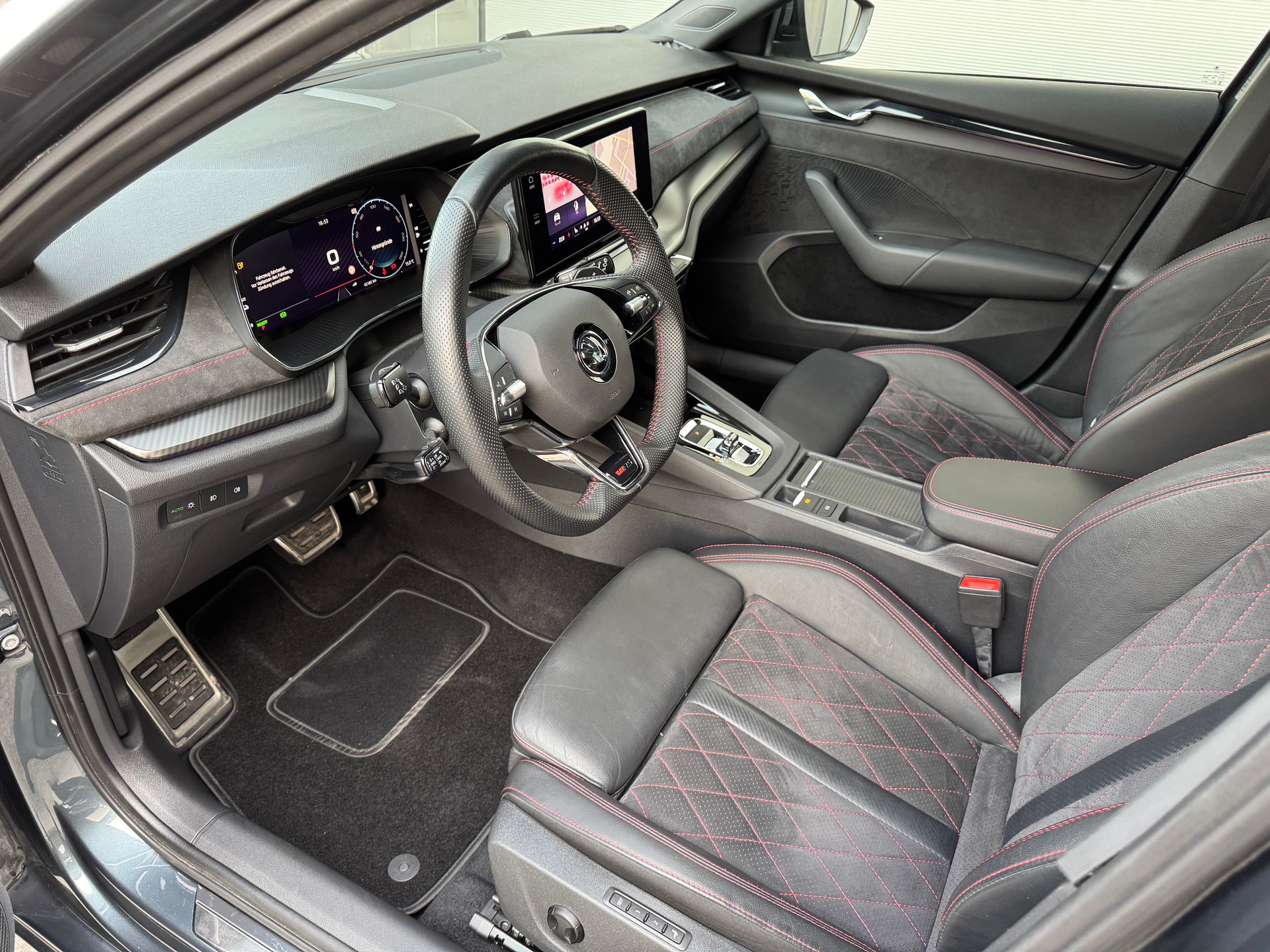 SKODA Octavia Combi 1.4 TSI PHEV DSG RS-image-10