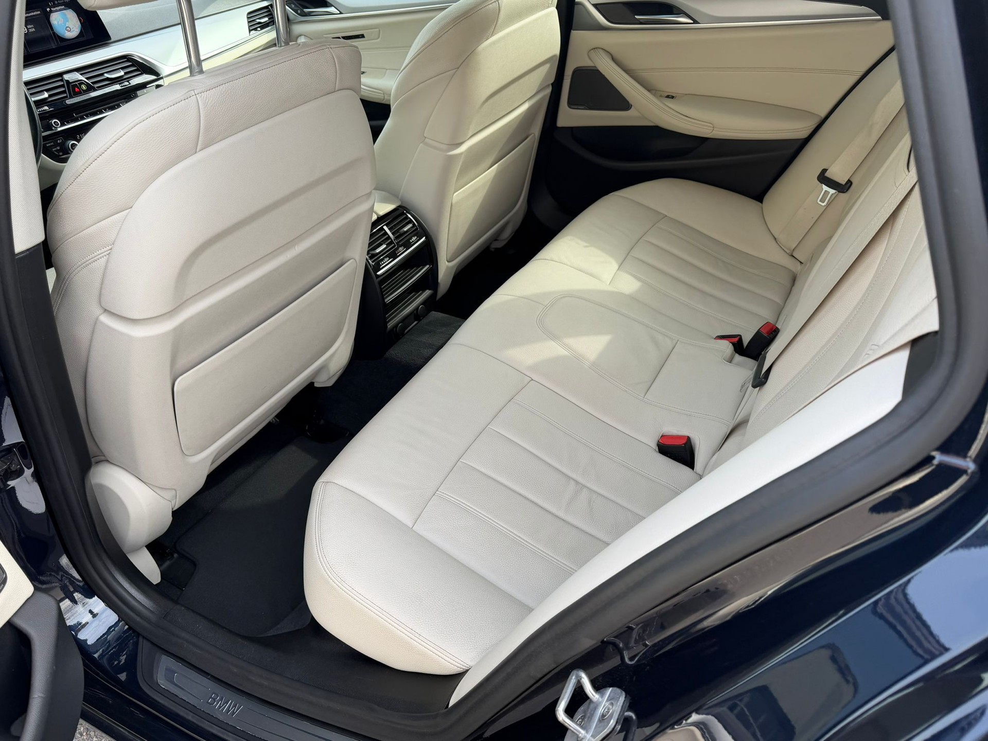 BMW 520d xDrive Touring Steptronic-image-12