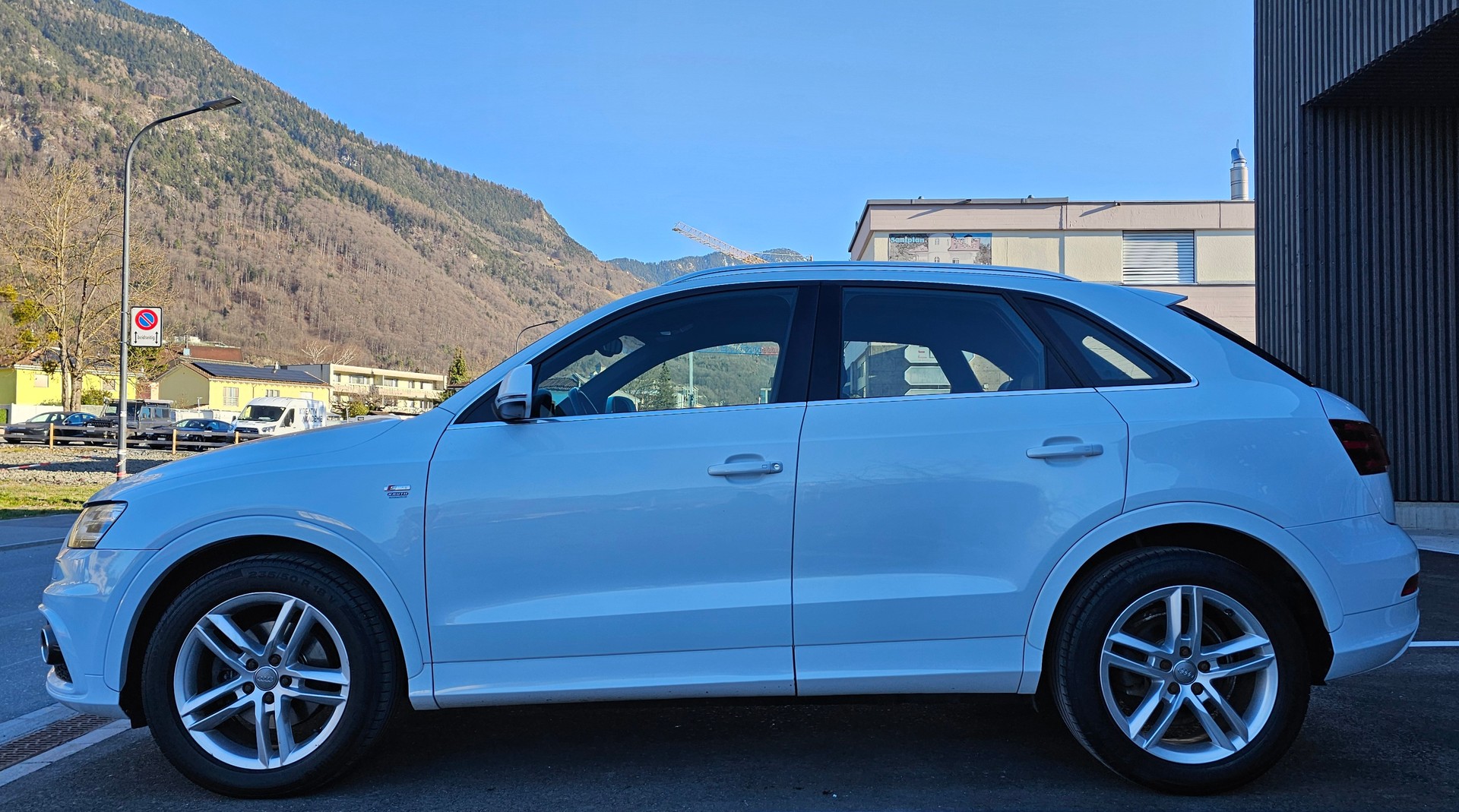 AUDI Q3 2.0 TFSI quattro S-tronic-image-1